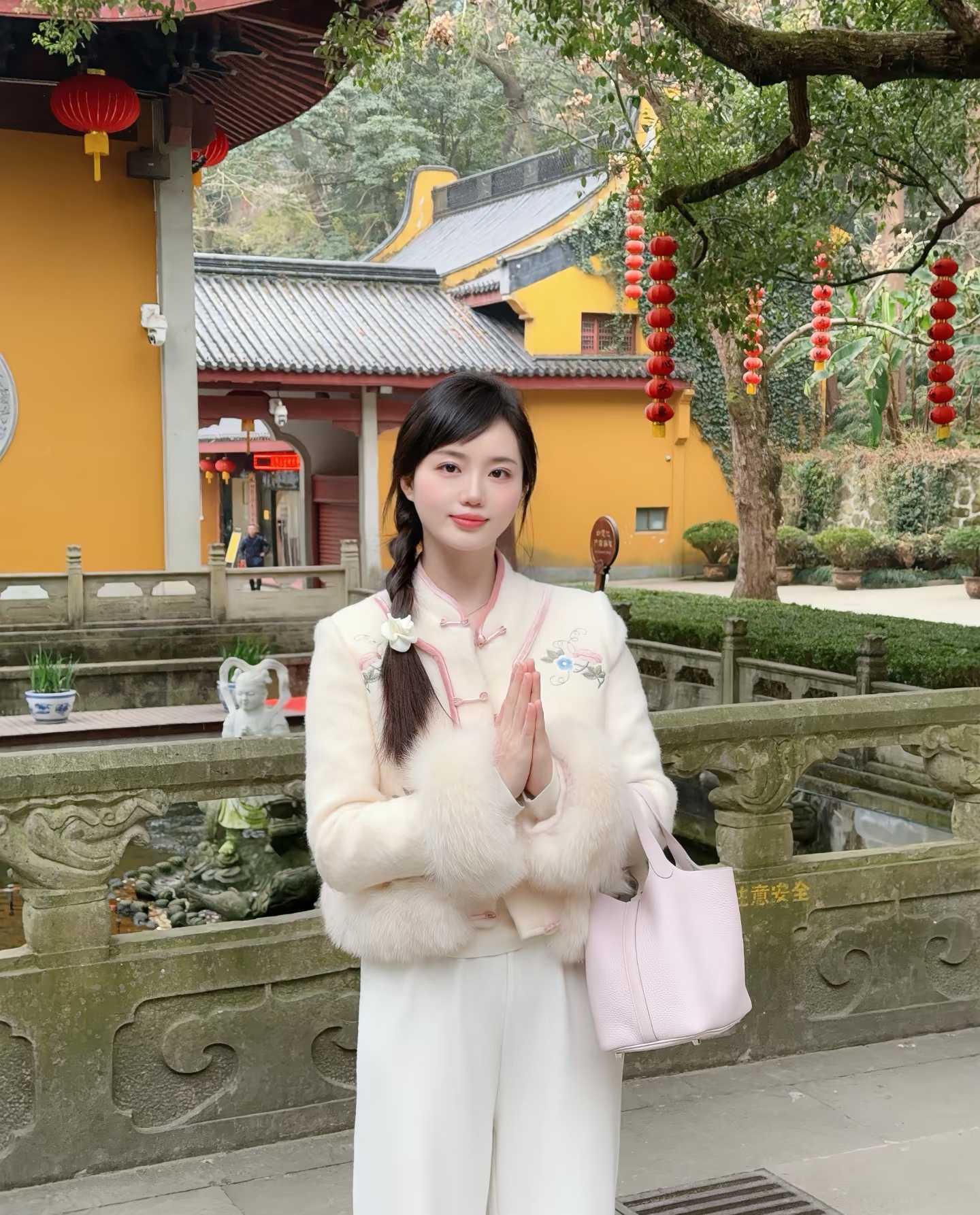 来到灵隐寺,寺内香烟袅袅,信众们虔诚地祈福,佛像庄严而神圣