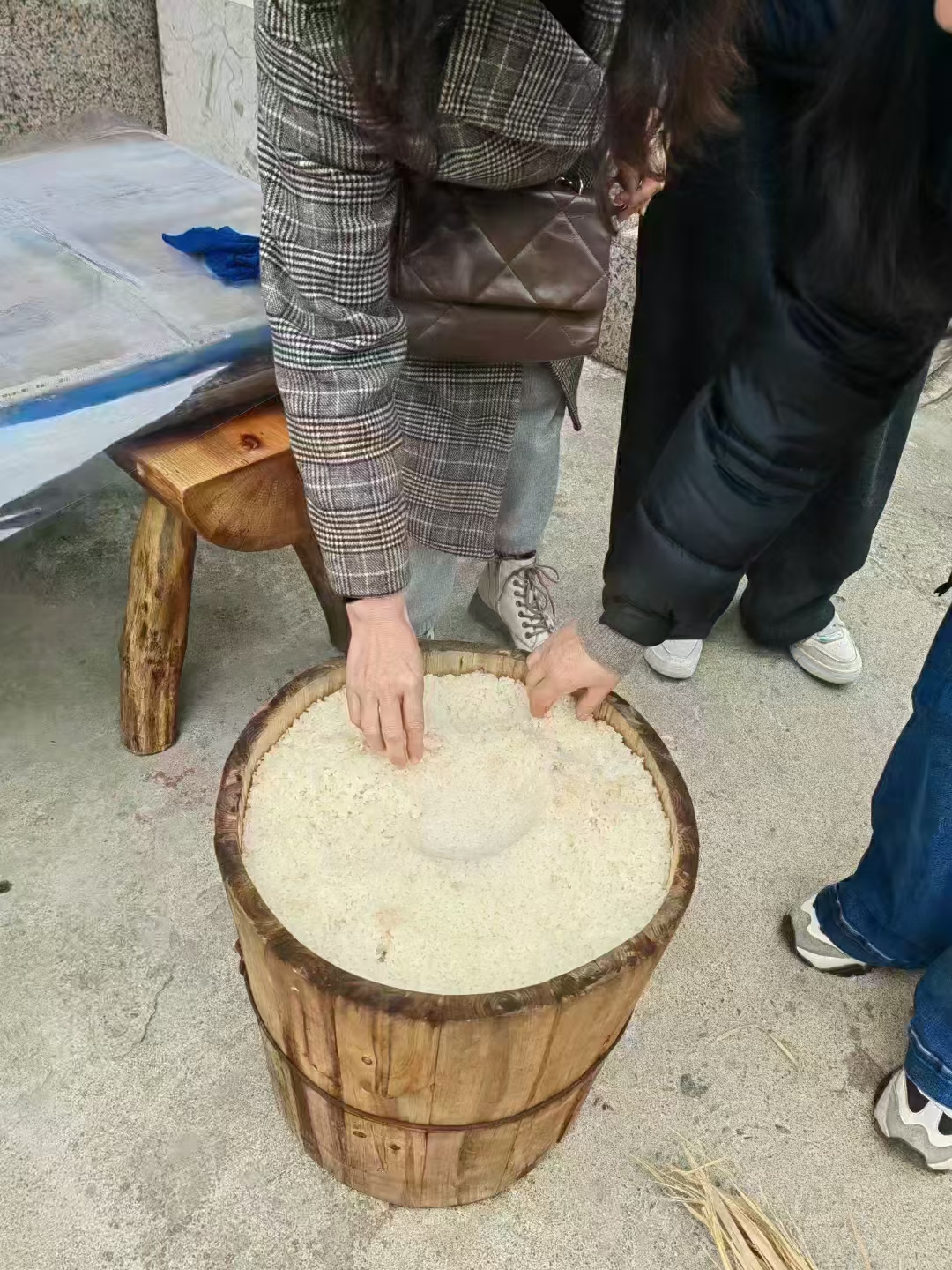 打糍粑是我们许多少数民族在春节期间的传统习俗,它不仅是一种美食,更