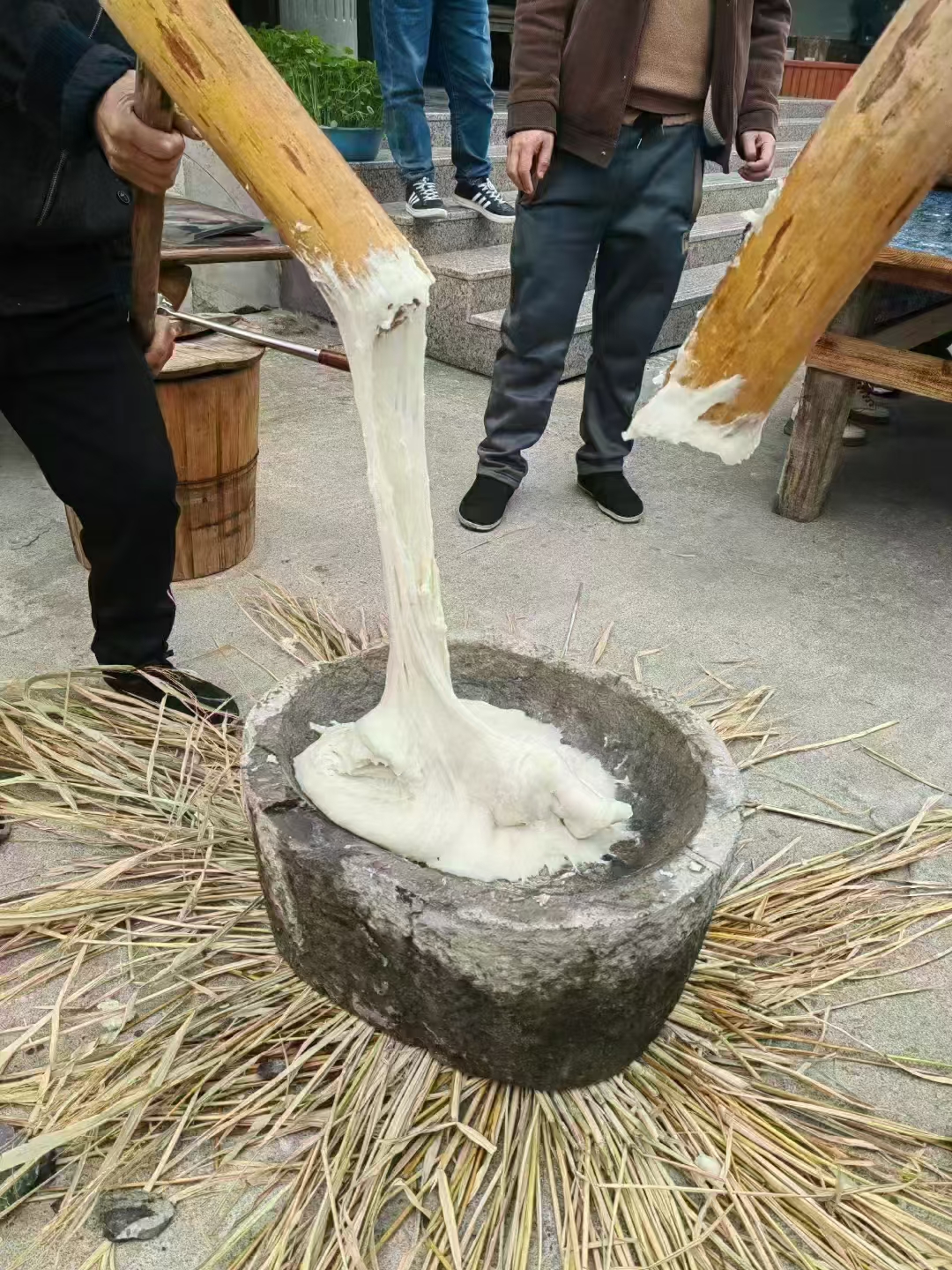 打糍粑是我们许多少数民族在春节期间的传统习俗,它不仅是一种美食,更