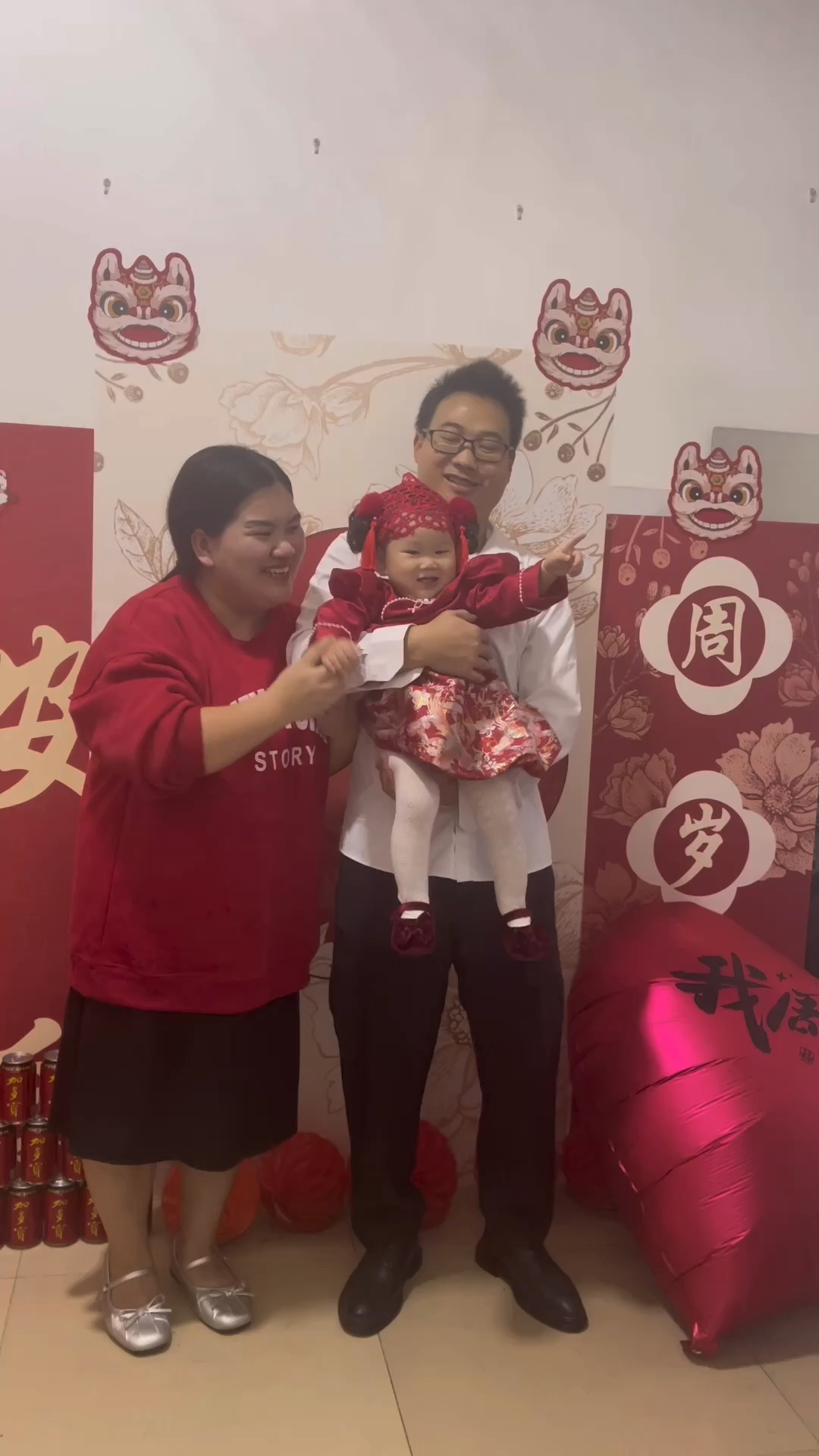 美琪今天周岁,昨天和老公在家提前给她过了周岁礼