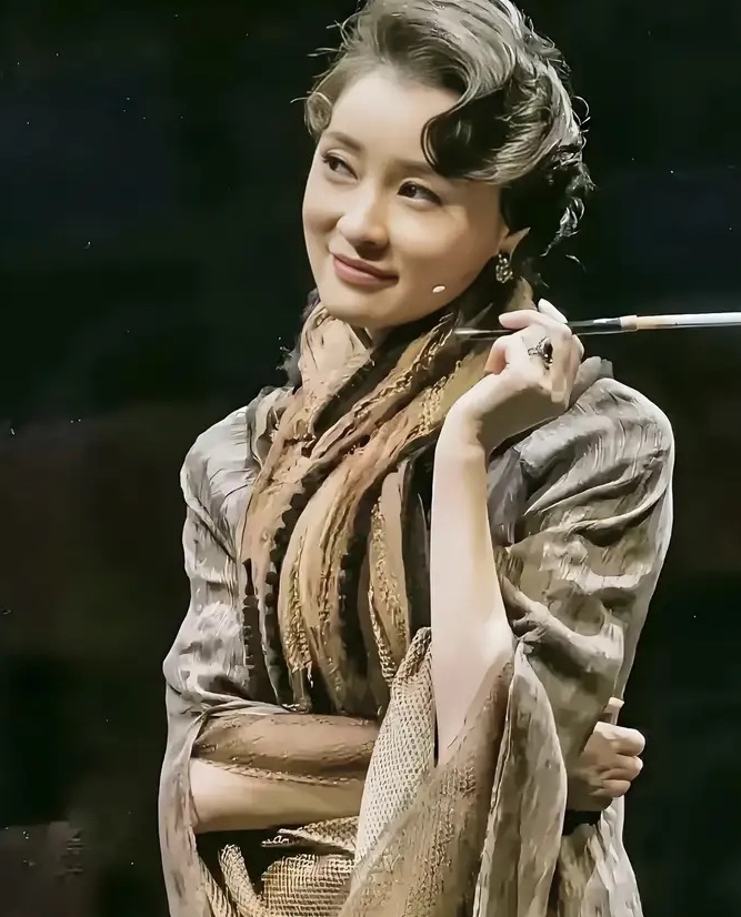 还有那一种迷人的眼神,看起来很耐看,身上散发出一种书卷气,由内而外