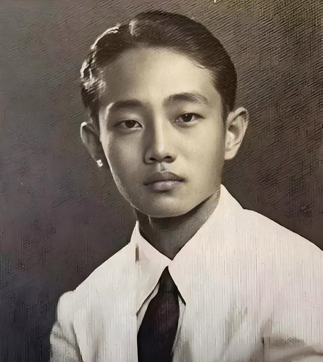 坐拥2800亿,却背20元的包,一条裤子穿20年,揭秘香