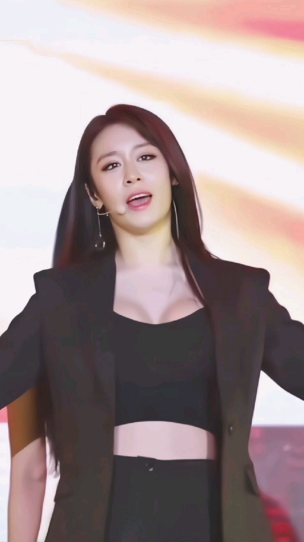 亚洲绝美女神朴智妍黑色西装舞台上激情热舞,婀娜多姿又美又飒