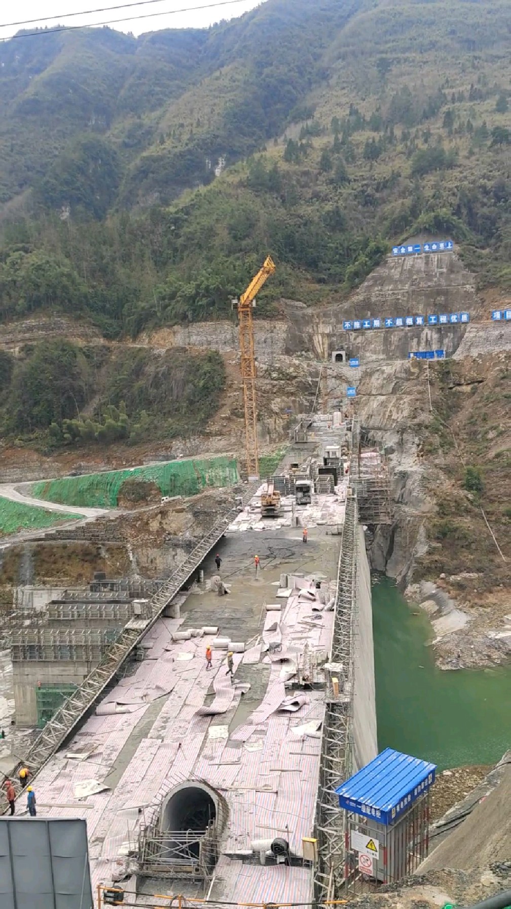 湘西自治州耗资50多亿修建的大兴寨水库,水库坝高58米,坝宽13米