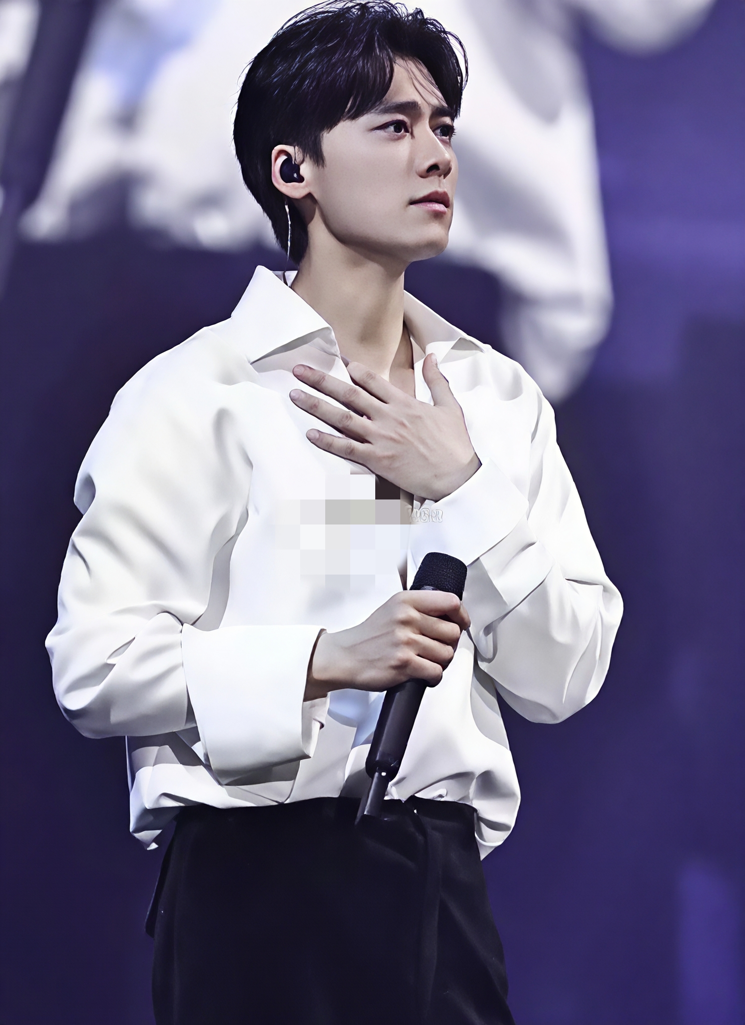 李易峰的五官精致立体,剑眉星目,眼神深邃如幽潭,鼻梁高挺笔直,唇形