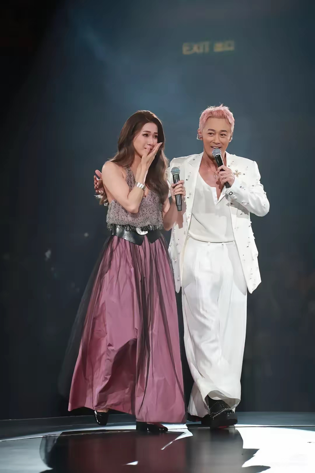 林峰开演唱会搞成了cp聚会他老婆可真让人佩服所以啊可别找明星当