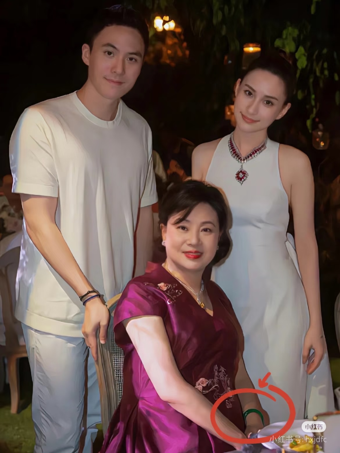 赌王三太护工变阔太满绿手镯一戴几十年～ 相比于高调的四太梁安琪