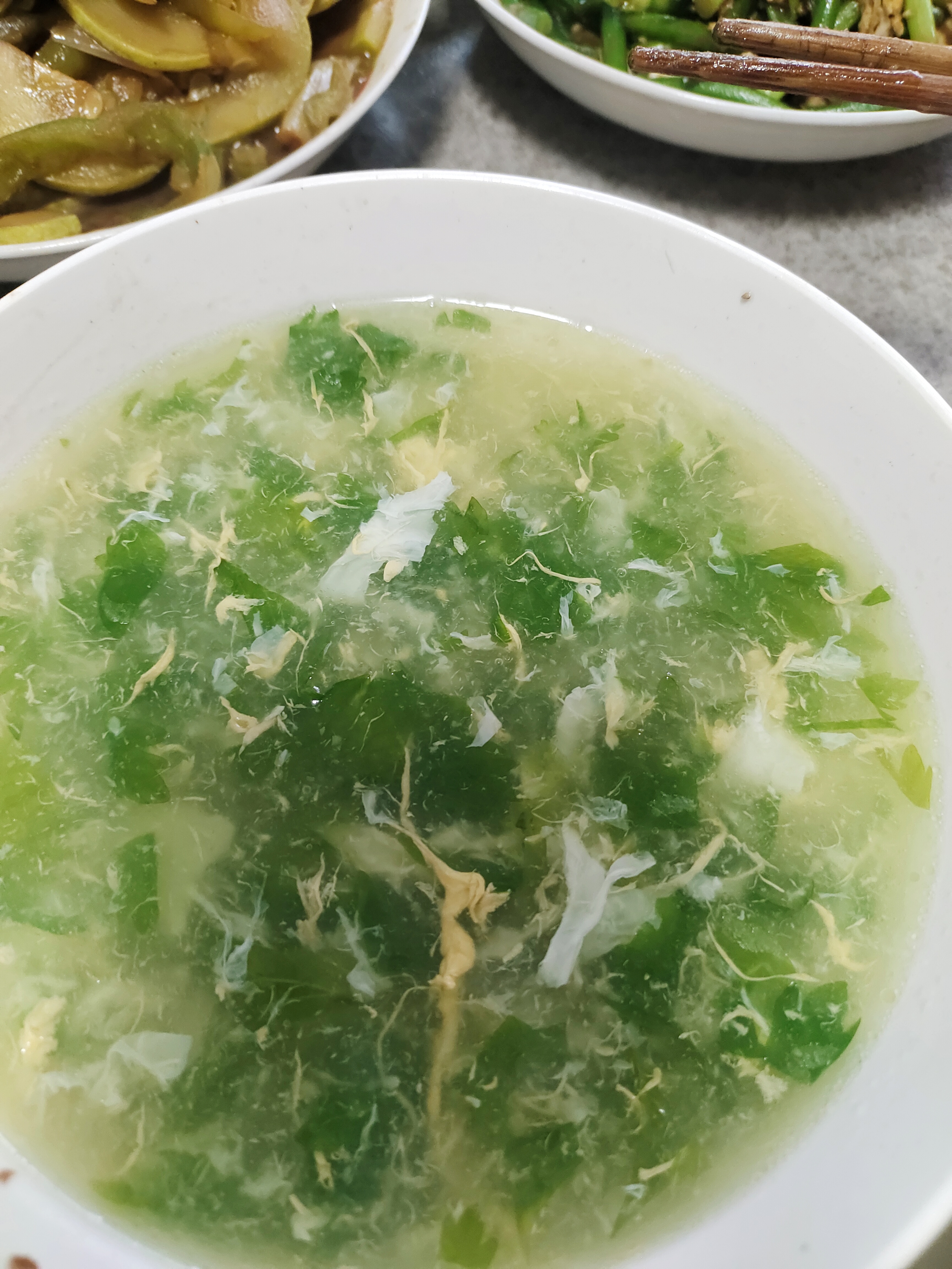 我和弟弟的房子就在楼上楼下.我先买的房子,我父母一直就住在我这儿