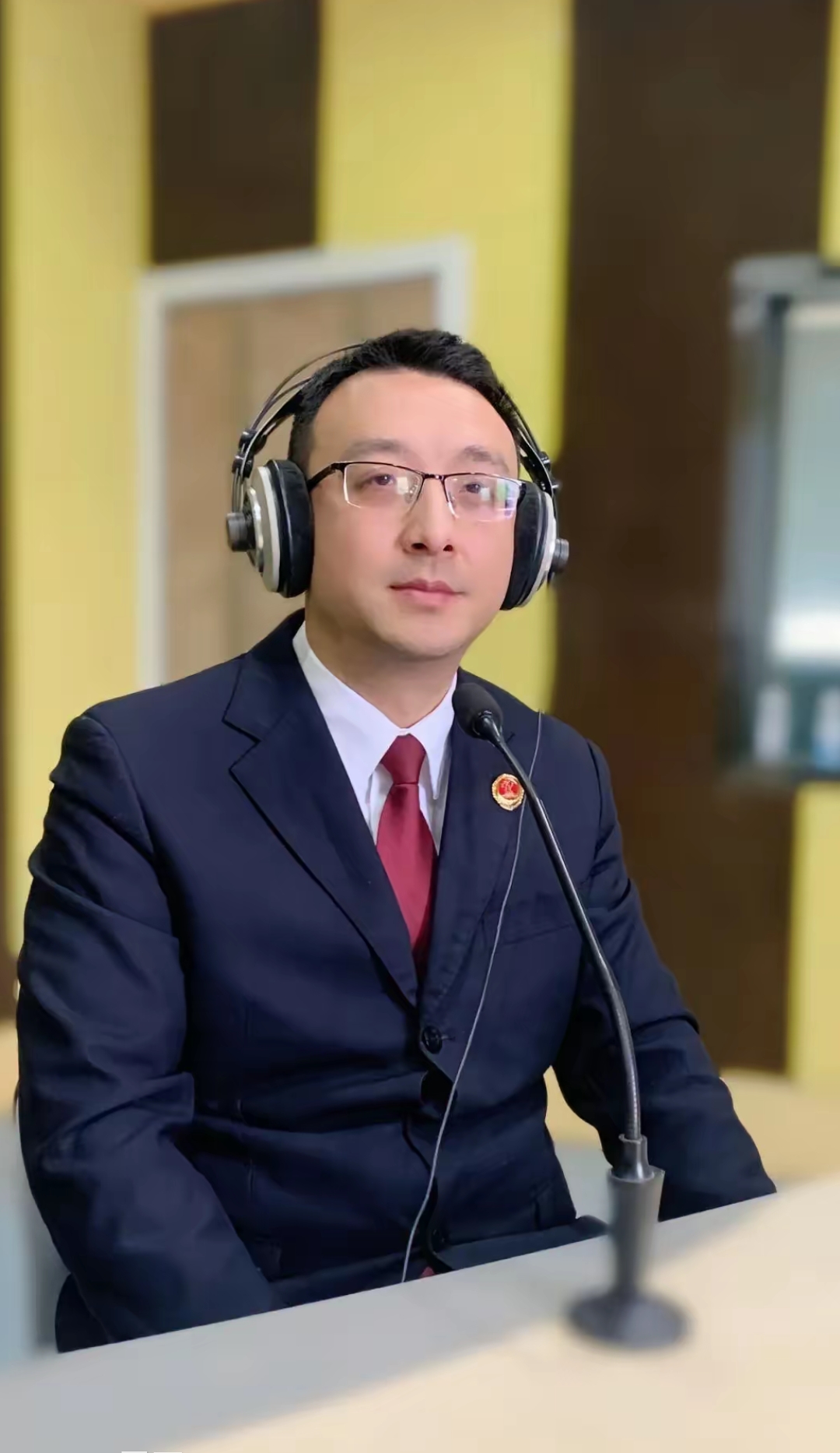 会还手不?" 法官声音不算大,但那分量谁都听得见:"我会