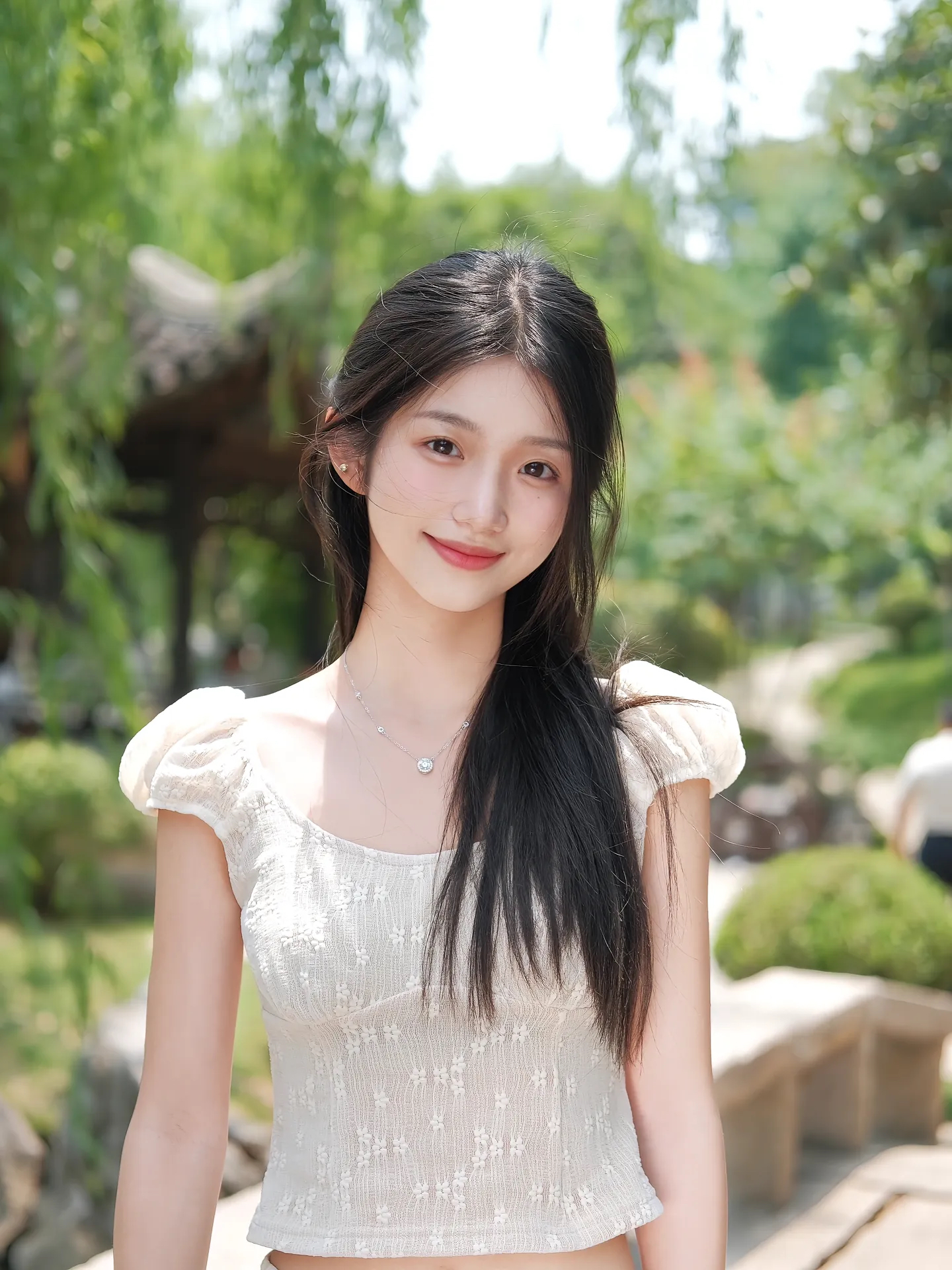 在阳光下,笑容如同盛开的花朵,清新而自然