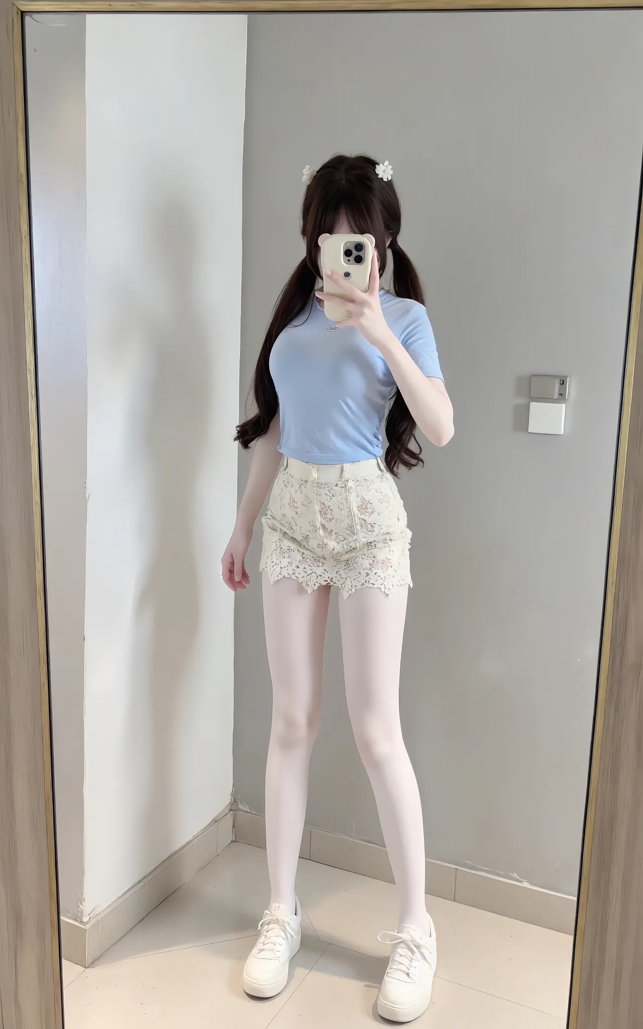 今天选择了一套清新的夏日装扮,浅蓝色t恤搭配白色