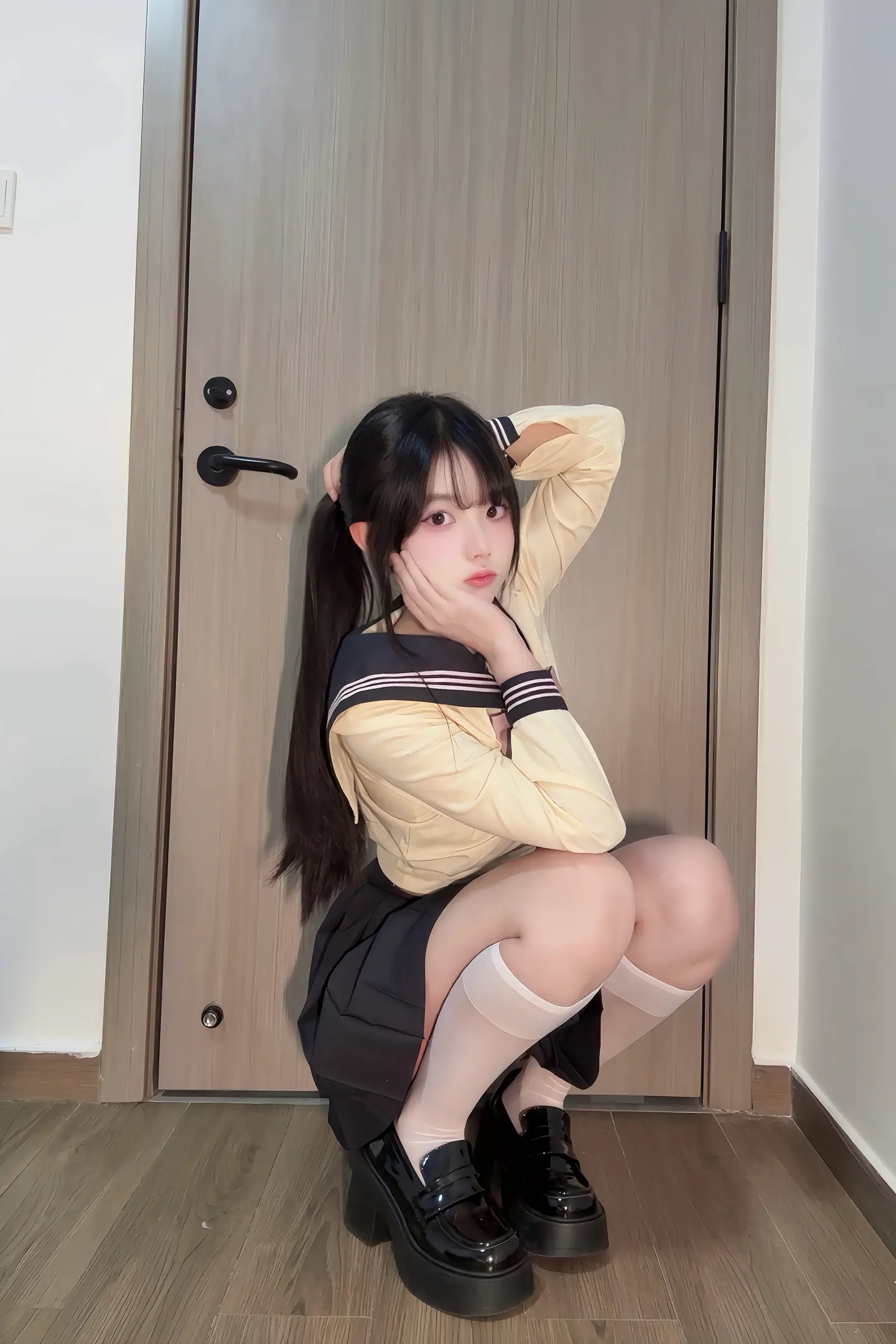今天,我选择了一套经典的水手服装扮,米黄色上衣搭配黑色百褶裙,再加