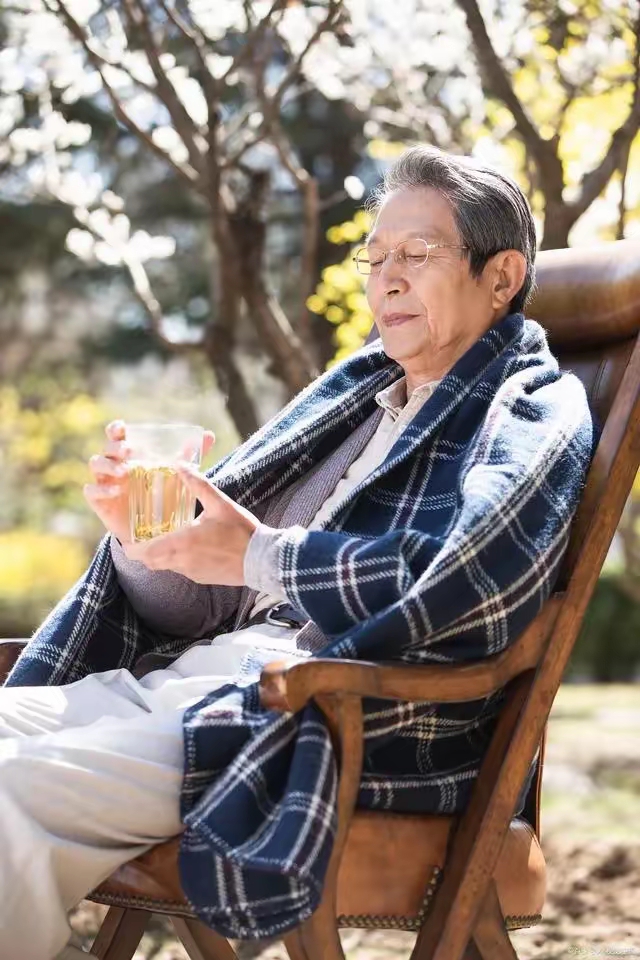 老人最聪明的活法: 1.第一条,不请别人吃饭 2