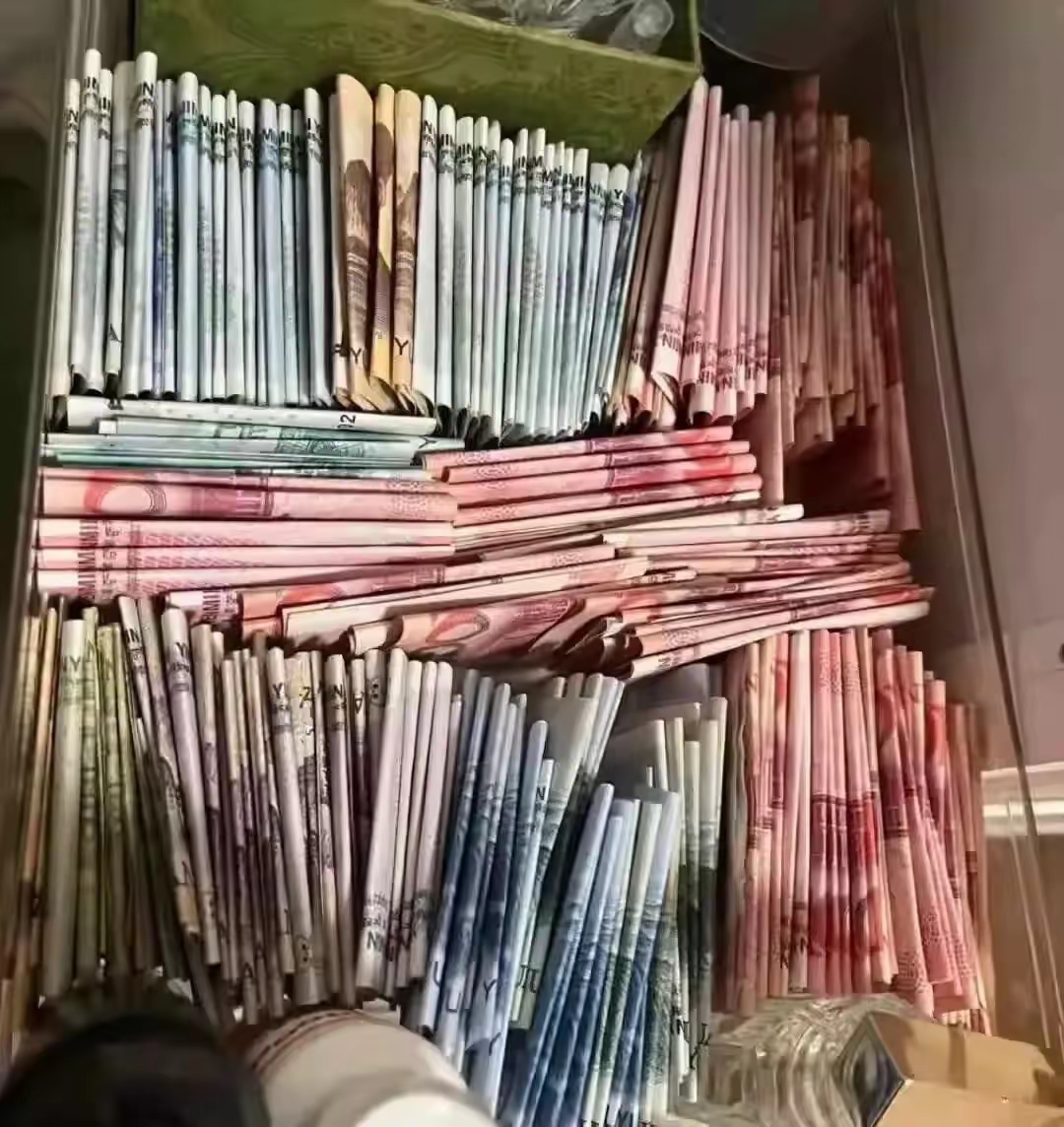 给他的零花钱分类叠的整整齐齐的放在一起突然我有一个大胆的想法