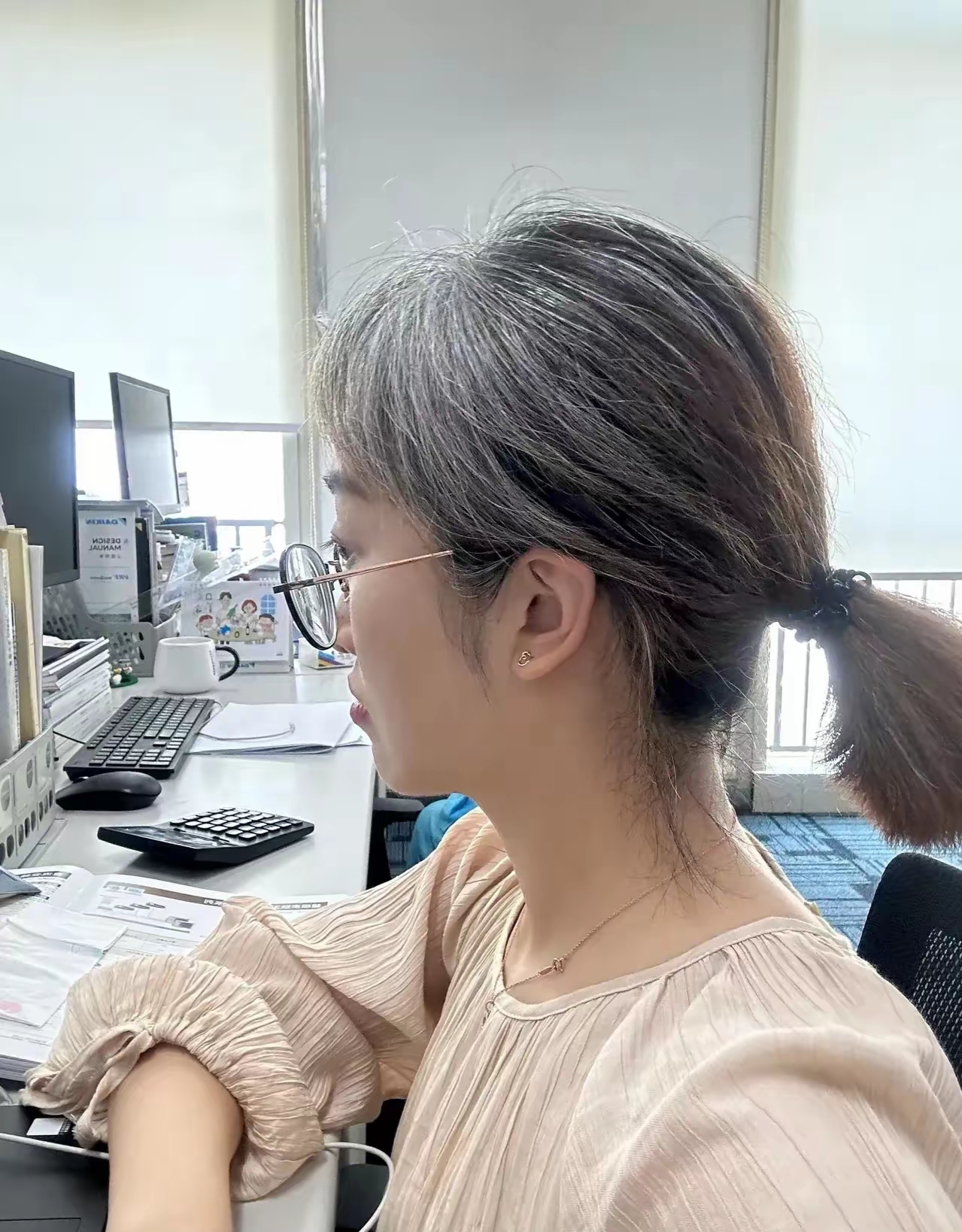 上班时不染发的话就显得特别苍老还邋里邋遢的