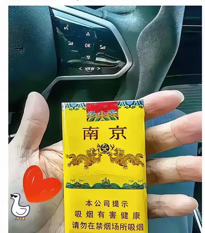 热抽烟图片有烟在桌子上搞笑送礼送山寨烟卓牌香烟香烟和饮料的照片
