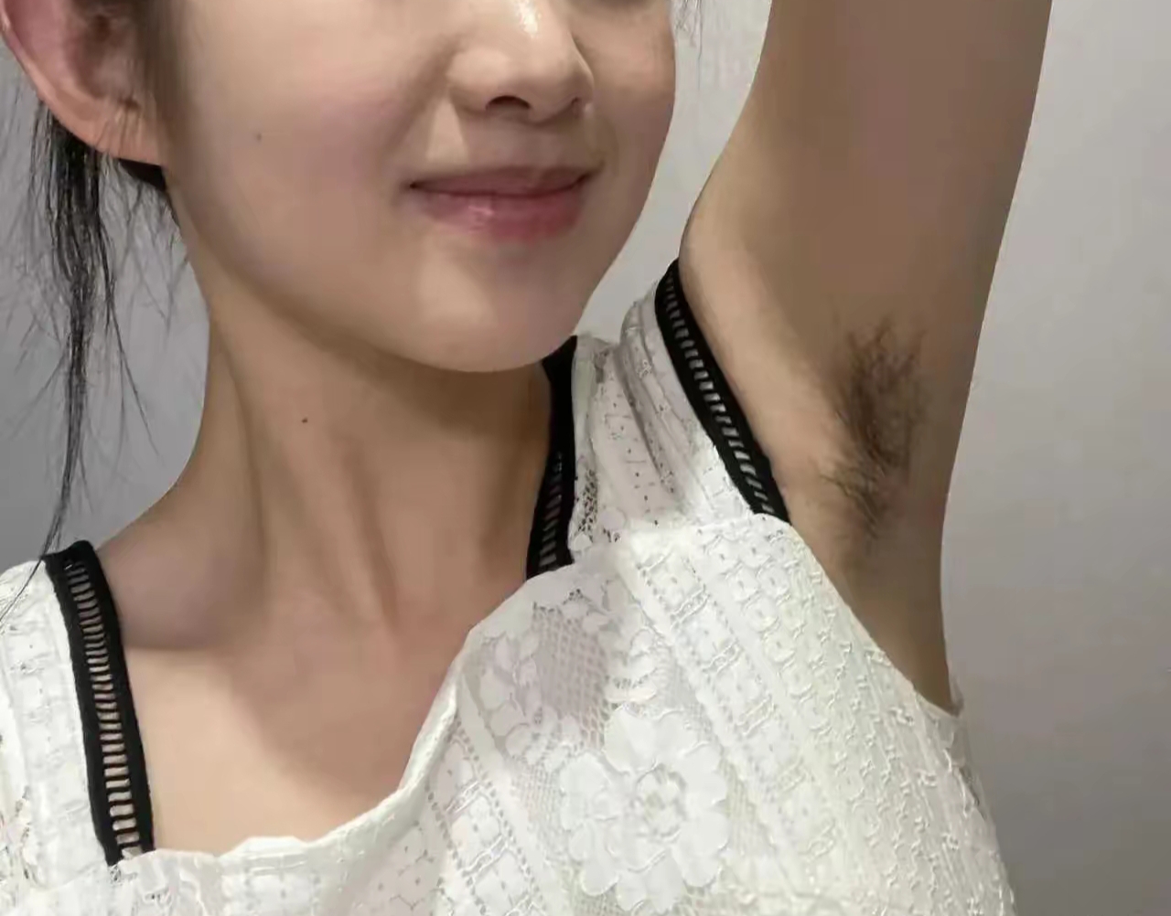 关于女生腋毛这件事 现在网上总有人对女生腋毛指指点点,我觉得真没