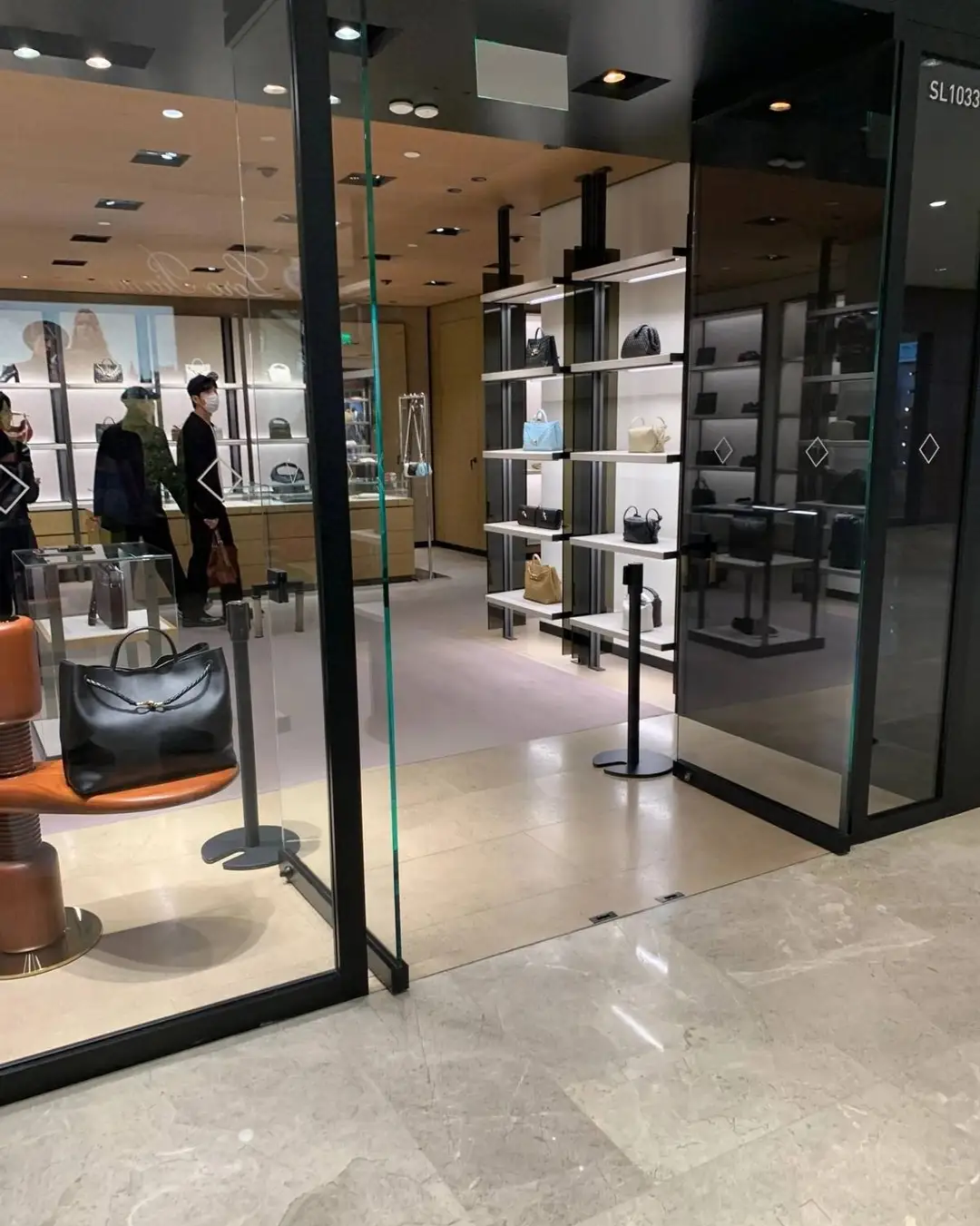 井柏然刘雯国贸被偶遇,小情侣手牵手逛街真甜,恋爱5