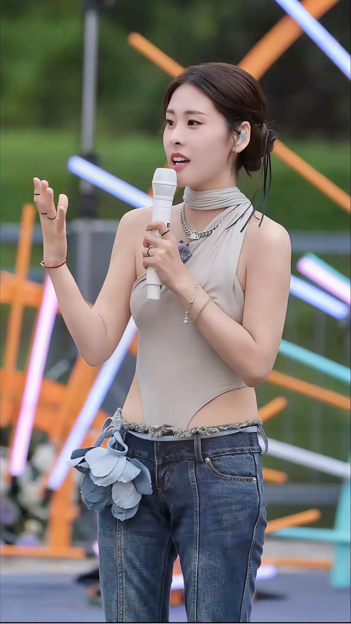 他俩同为歌手,可张碧晨在国内的歌曲传唱度实在太高了