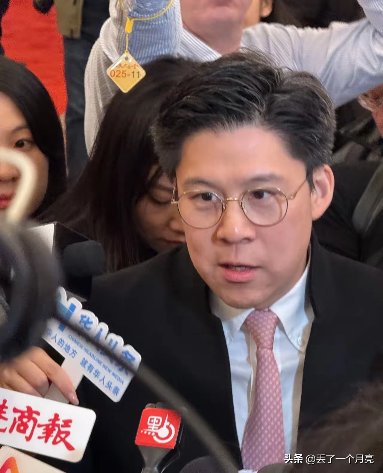 凌晨三点半的码头,霍启刚撸起袖子在集装箱堆里穿梭