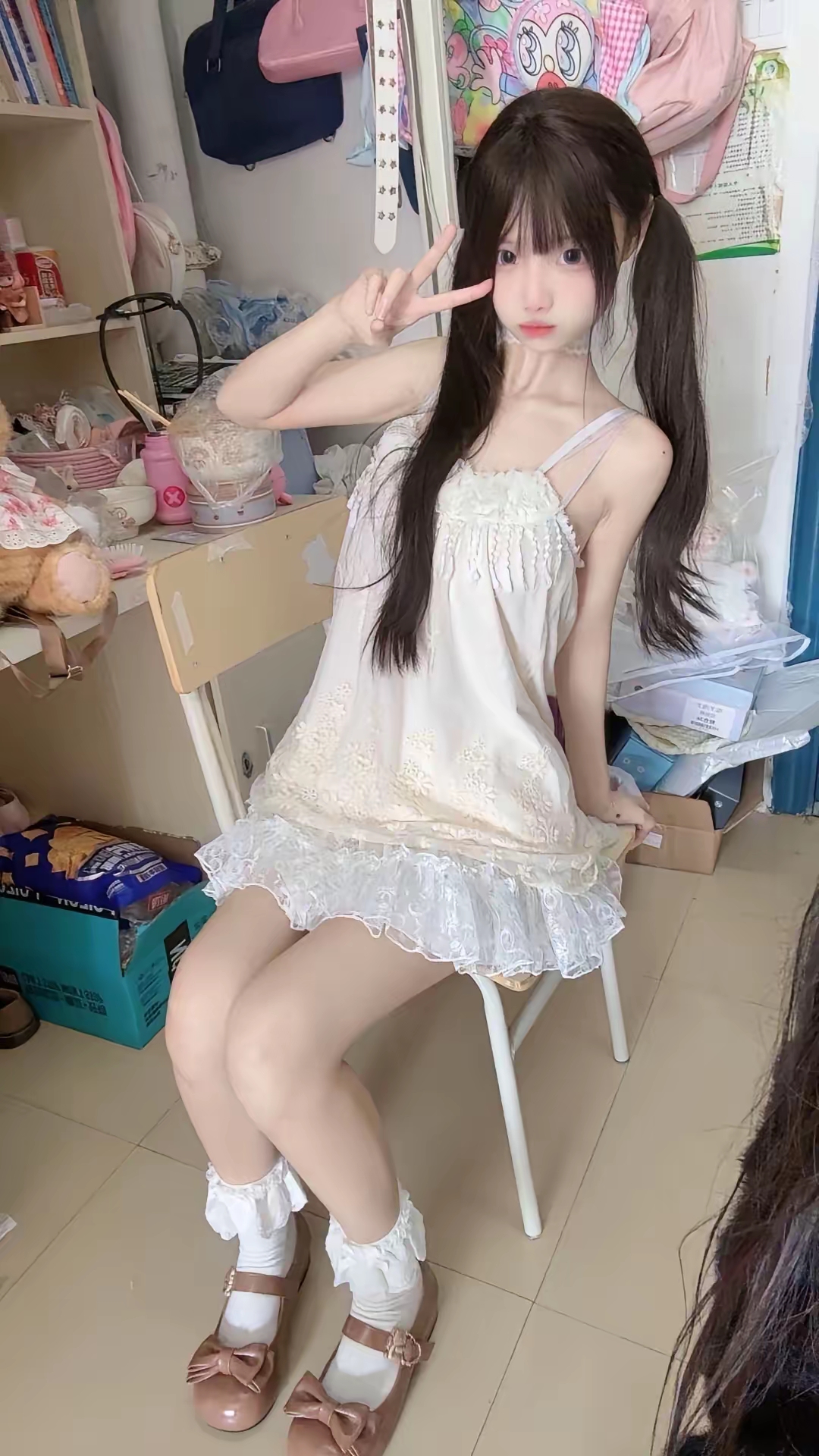 露出修长的双腿,一举一动间,洋溢着青春的活力与纯真的甜美,仿佛是