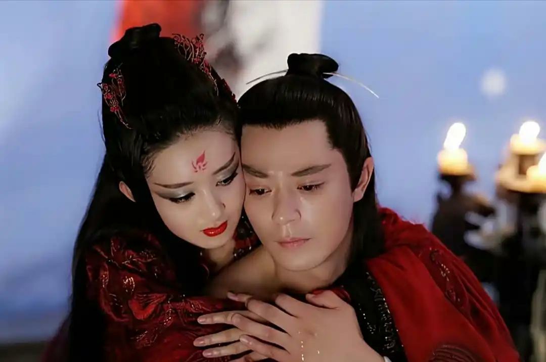 但霓漫天因为爱而产生怨恨,既恨花千骨抢走了白子画弟子的身份,又恨落