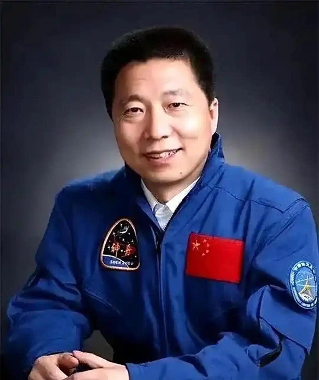 2008年7月杨利伟肩章上多了一颗星成了少将这颗星从此就没再变过