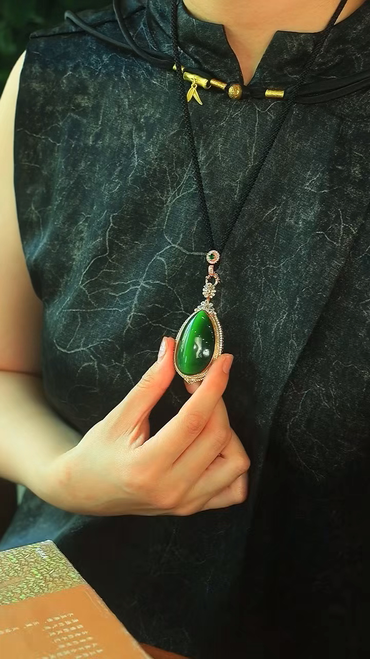 金镶玉吊坠老坑猫眼碧玉,18k金豪华镶嵌猫眼灵动超级闪温和细腻