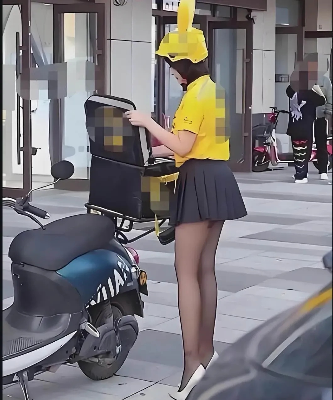 美团去年发了个报告,说女骑手大概占了7.4%,算下来全国得有几十万