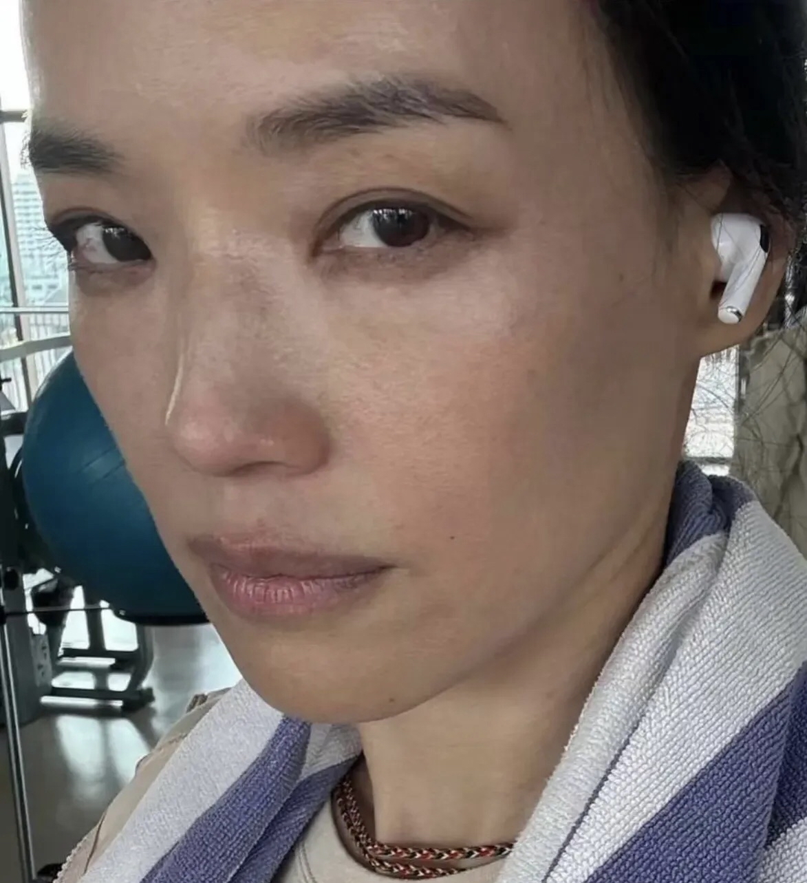 也传递出健康的生活态度,不少人会感慨她的舒淇生活照舒淇素颜舒淇