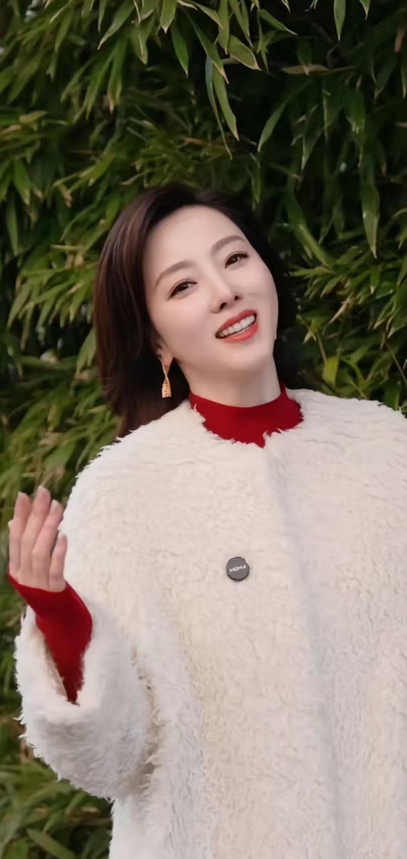 主持人李思思年后开工第一天晒美照,她身穿驼色大衣,白色针织帽,看