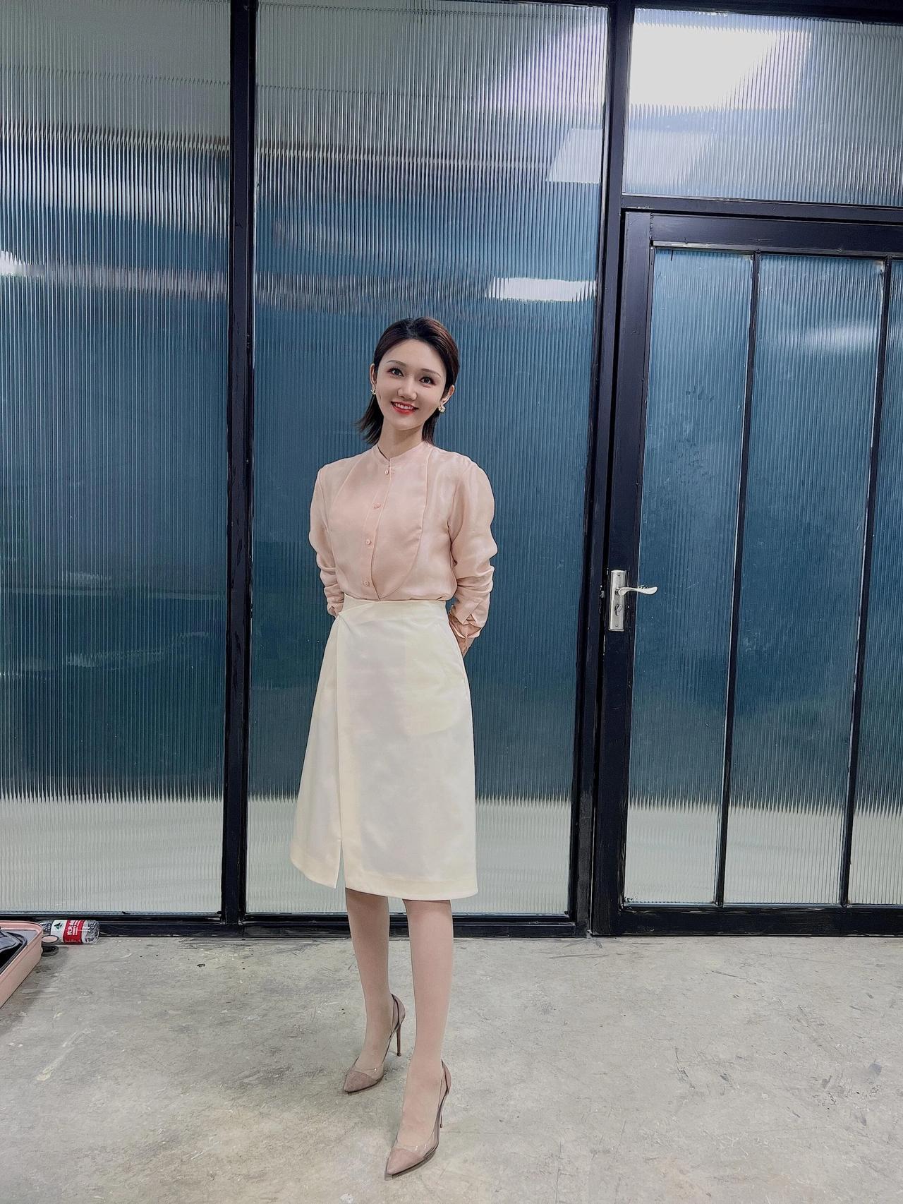 主持人龙洋穿丝袜了,小性感!