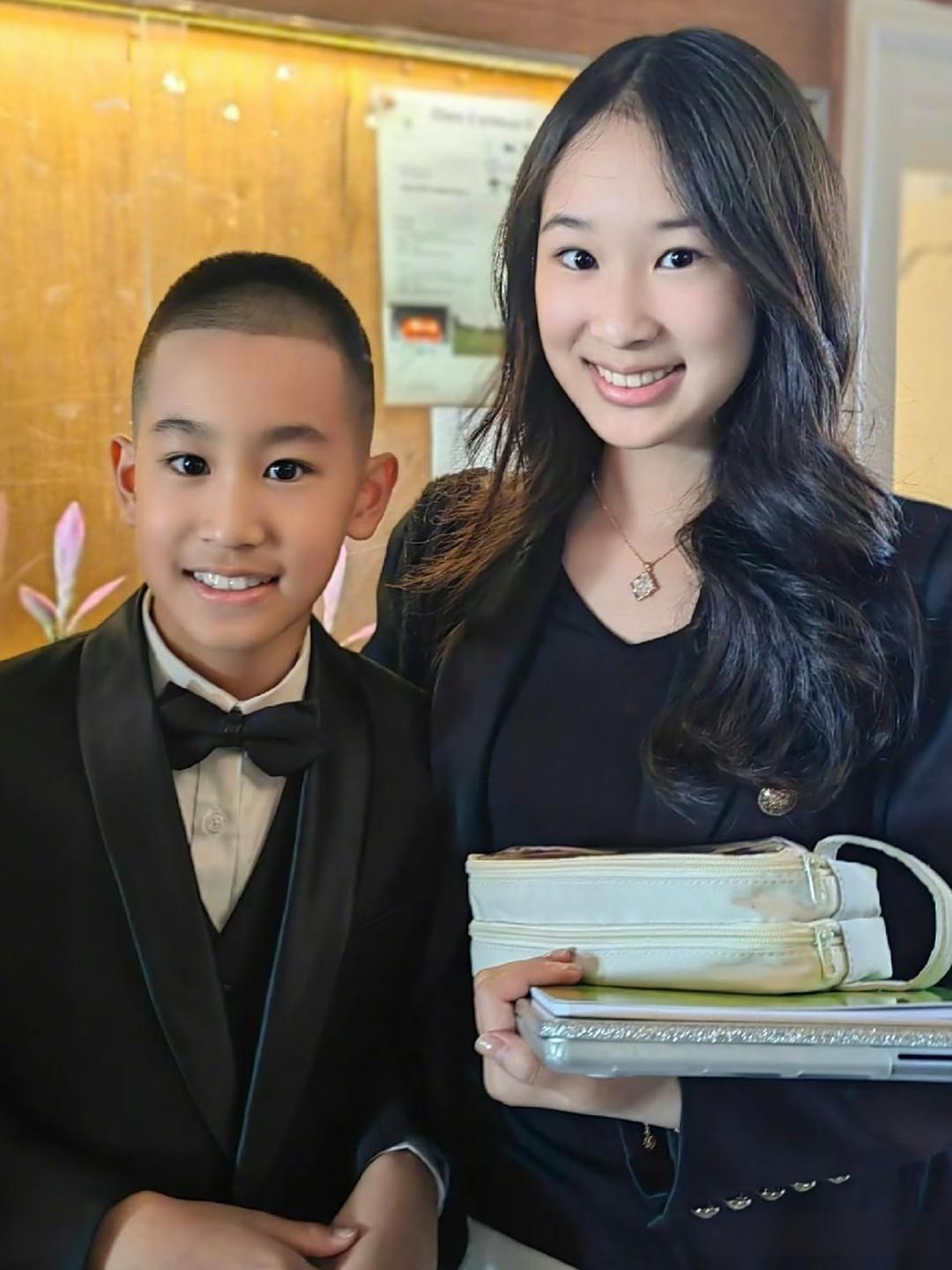 赵文卓女儿赵子仪和爸爸走秀被网友吐槽是斗鸡眼这合适吗?