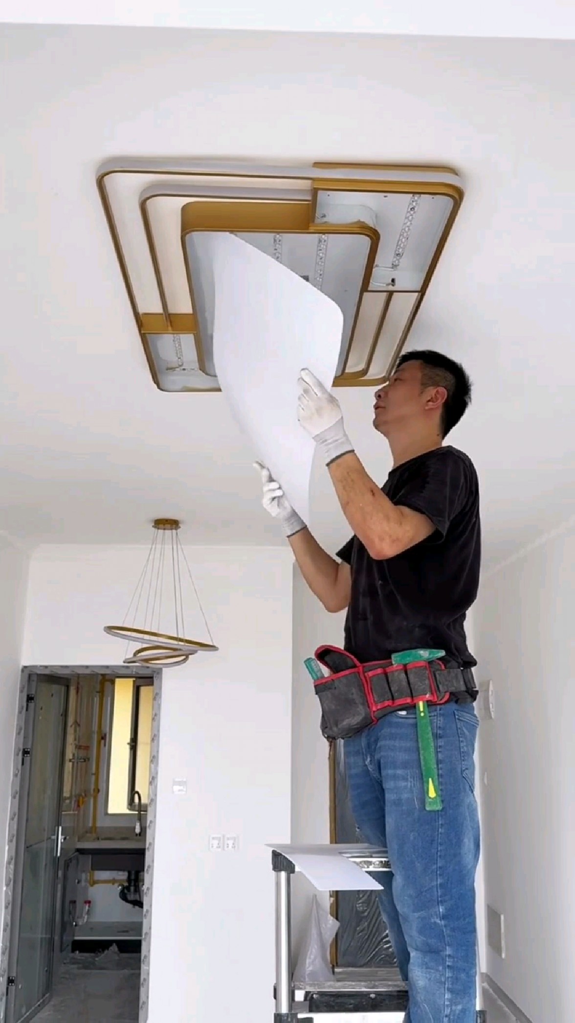 西安浐灞灯具安装：照亮科技与生活的融合