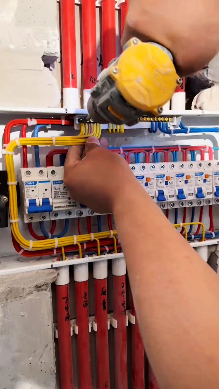 室内装修#电工接线施工,电箱这样盘,平整又牢固