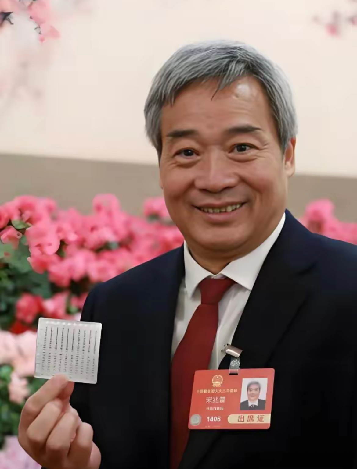 别的代表发言时都在递文件他竟然直接给人扎上了三天扎了300多针