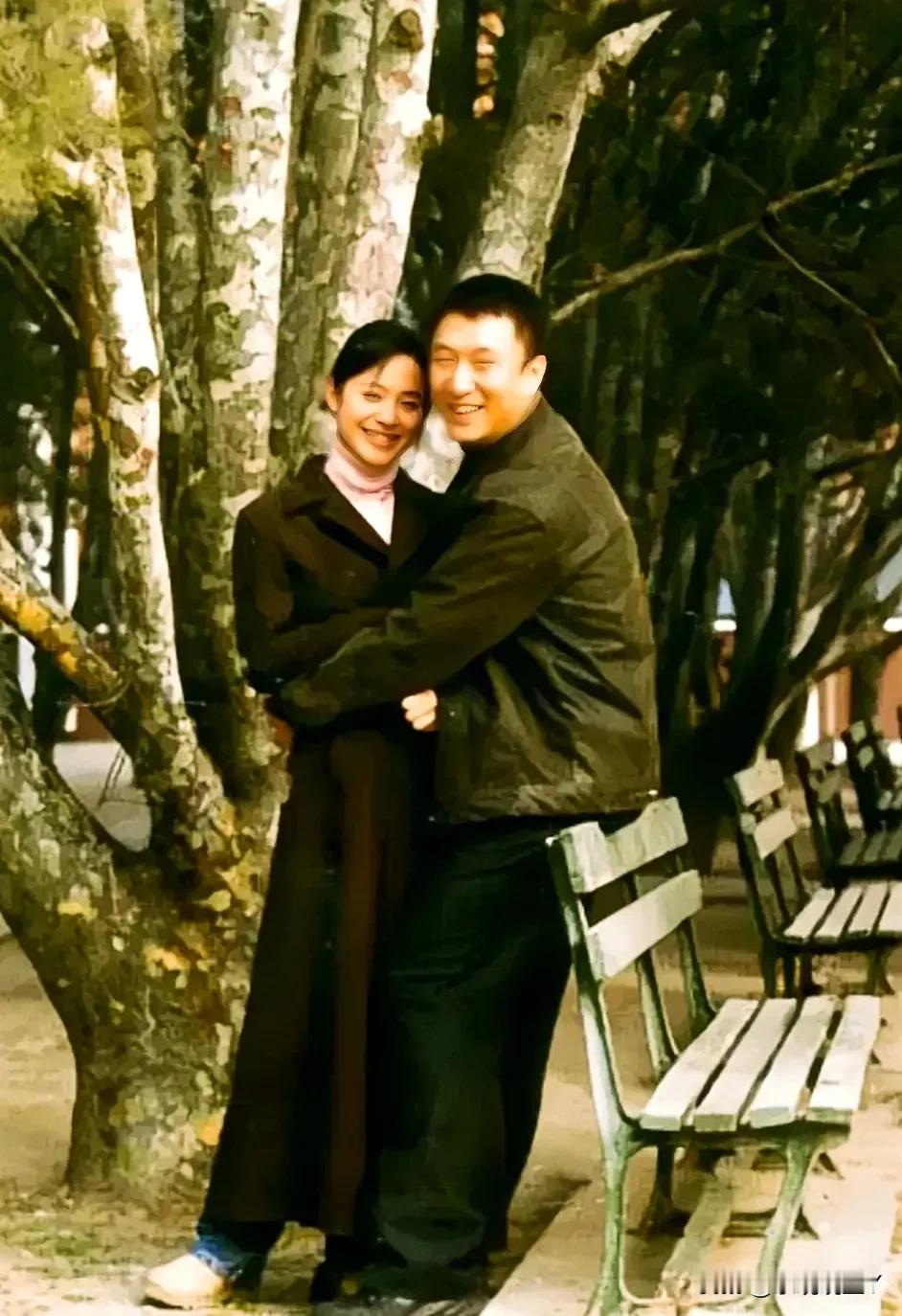 年轻时的孙红雷在公园里搂着一位女演员,秋意浓浓,画面非常温馨