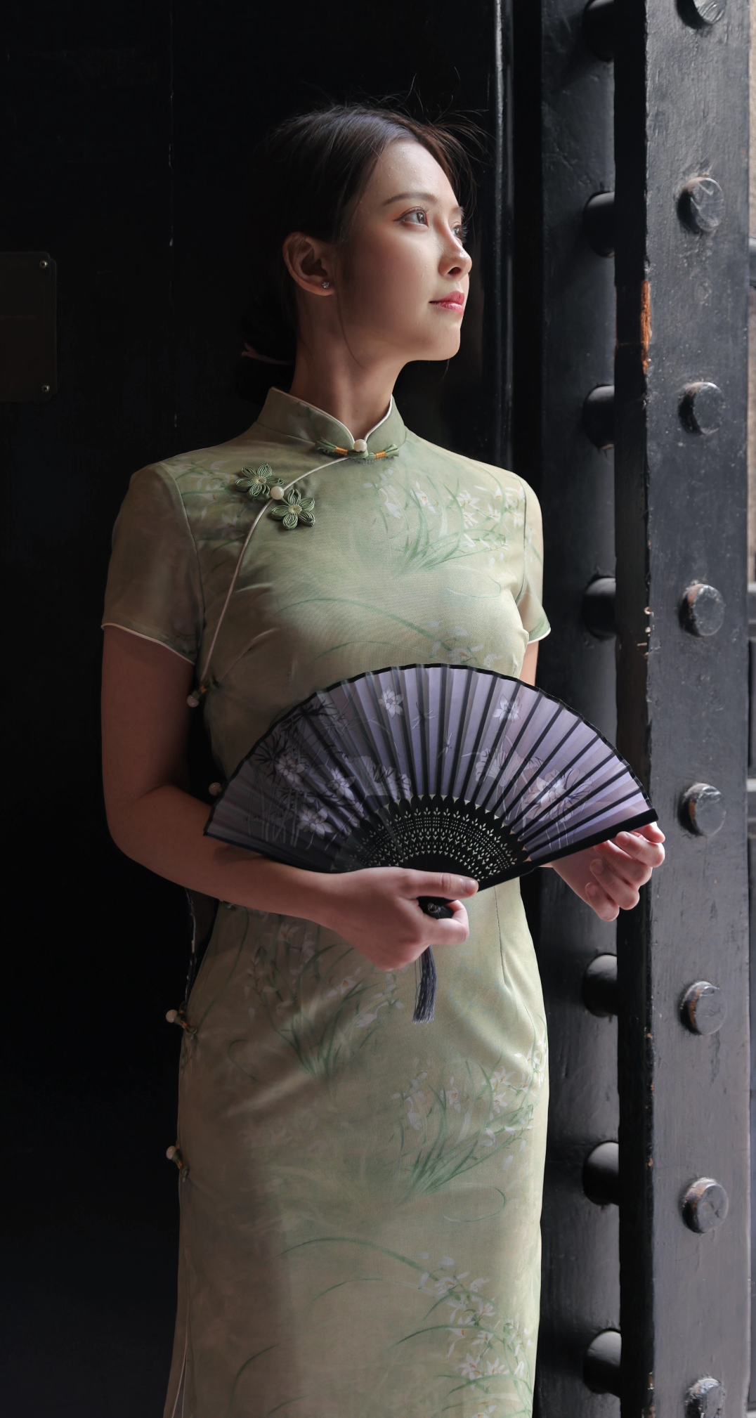 诗词歌赋交流天荡 旗袍的女子手拿纸扇坐在亭中掩襟旗袍