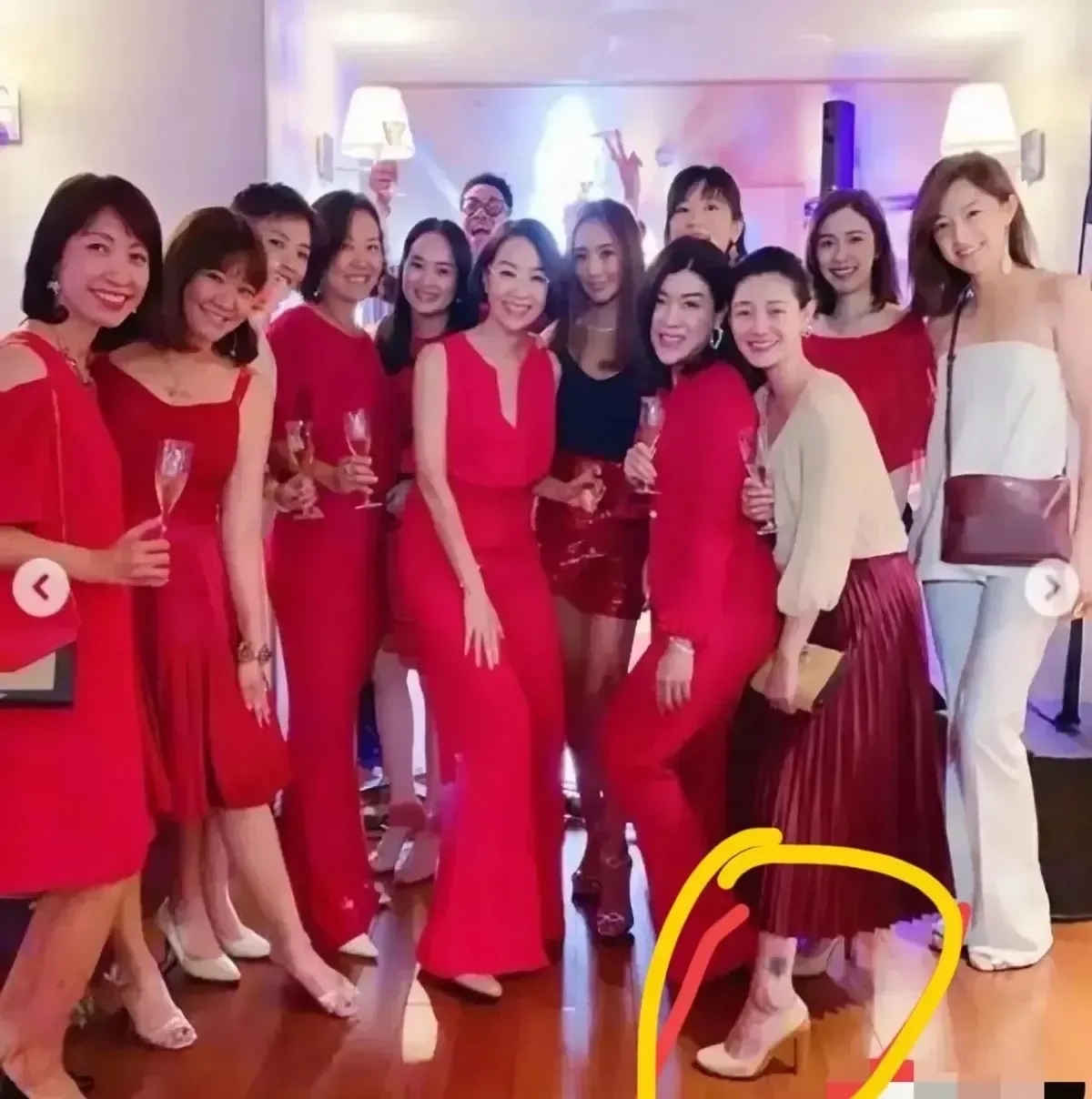 我瞅见大s和朋友聚会的合照了我那学心理学的朋友眼神可尖了发现个