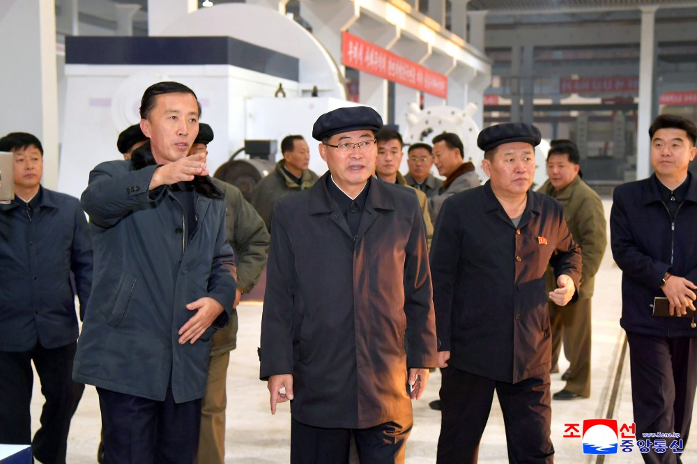 朝鲜内阁总理朴泰成考察三池渊旅游区建设工程和咸兴市重要企业