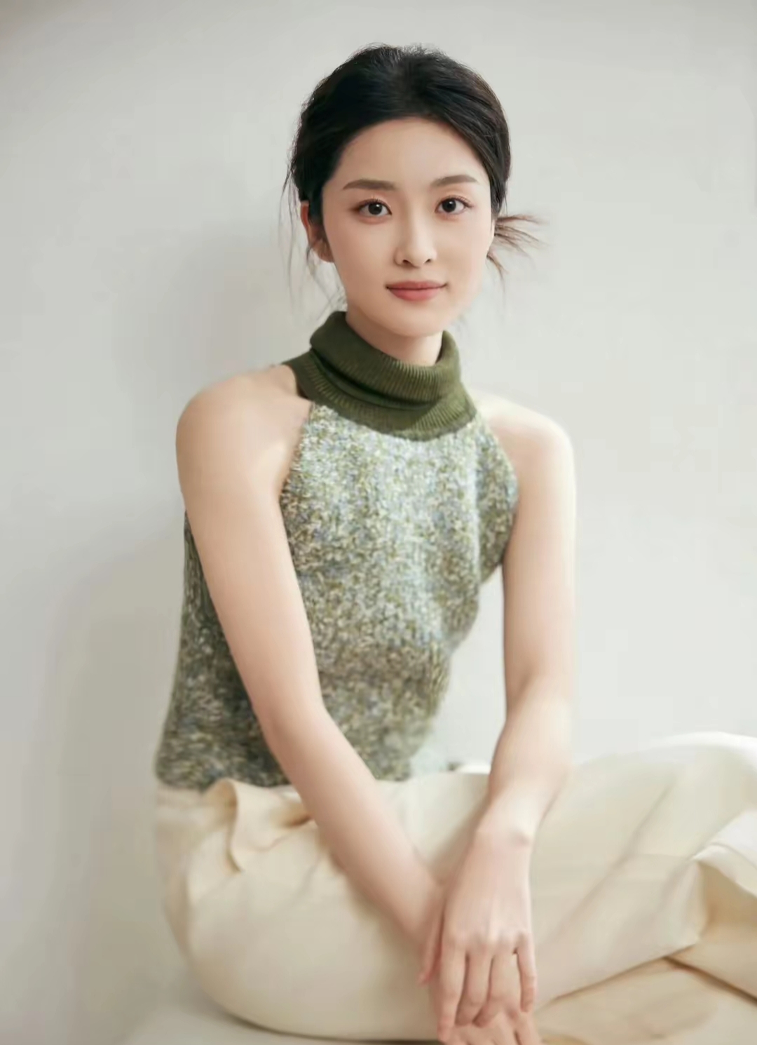 吴曼思1999年3月27日在河南新乡出生,她从小就练习舞蹈,11岁的时候,就