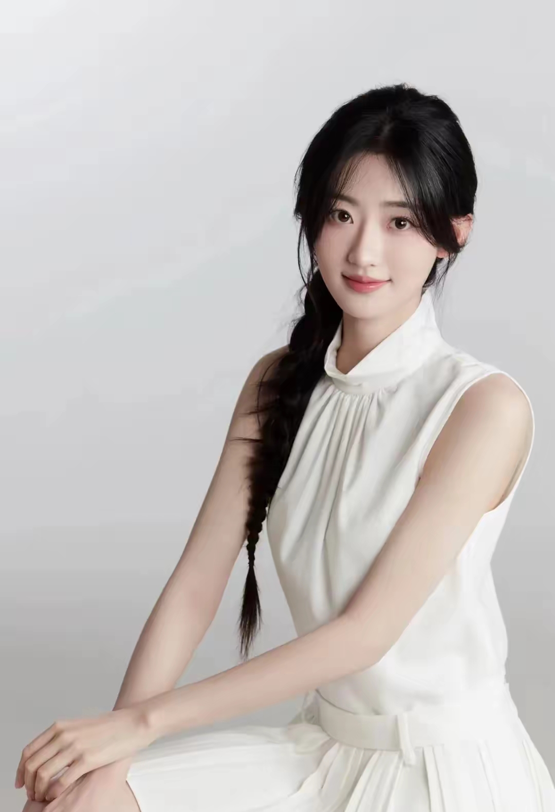 她身高170cm在新生代演员里靠着清纯的气质和优越的骨相脱颖而出