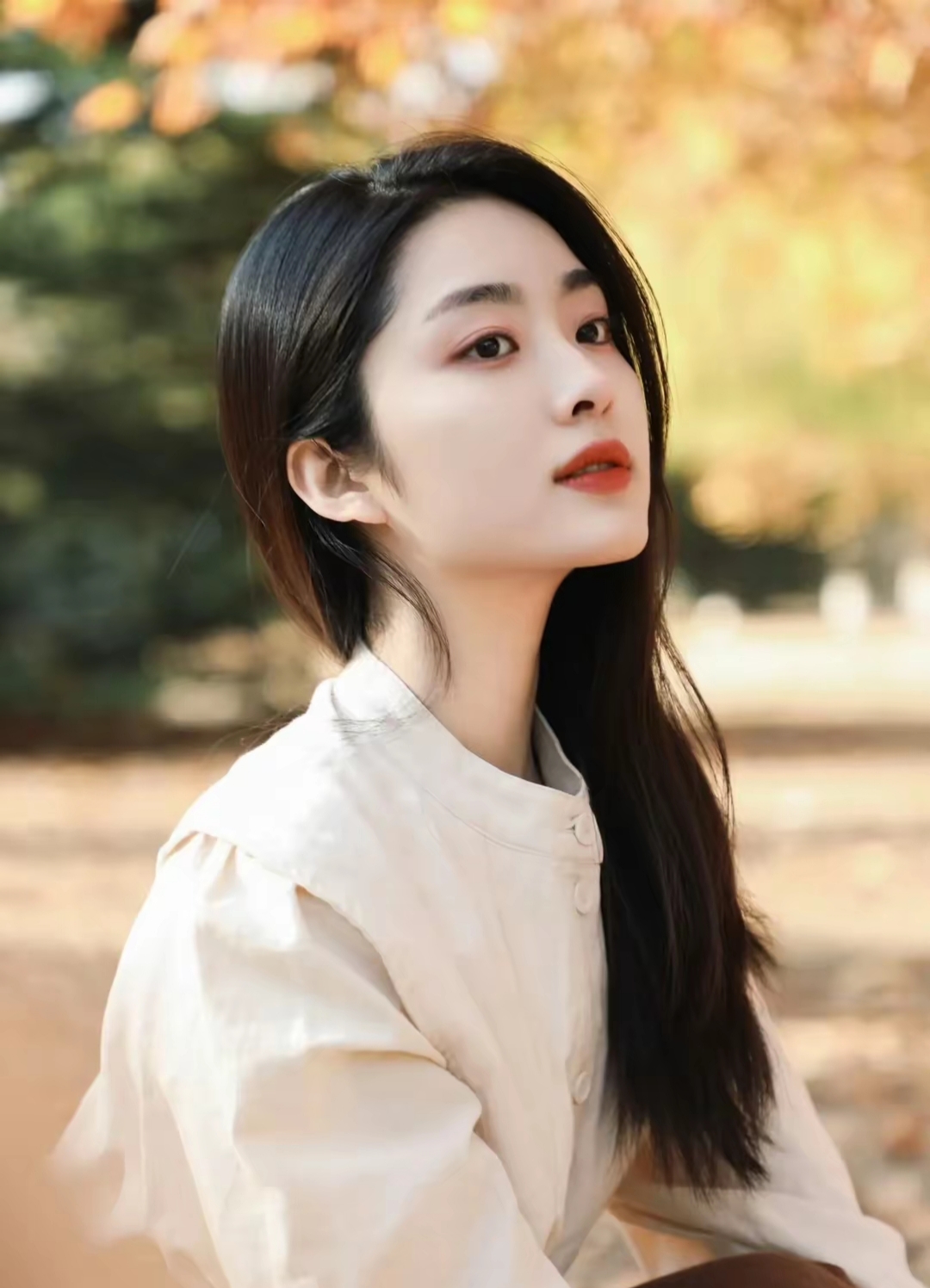 吴曼思1999年3月27日在河南新乡出生,她从小就练习舞蹈,11岁的时候,就