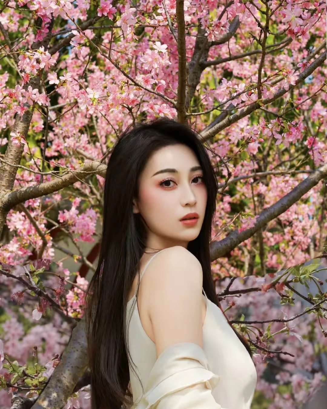 环球小姐冠军谭巧伊她的五官精致又立体眉毛和眼睛就像画里一样好看