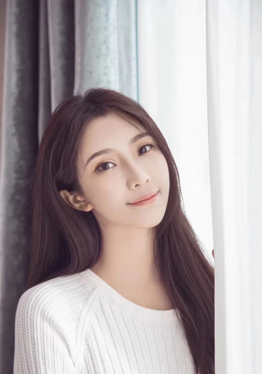 毕业于中央民族大学音乐学院声乐表演系是中国内地的女歌手兼演员