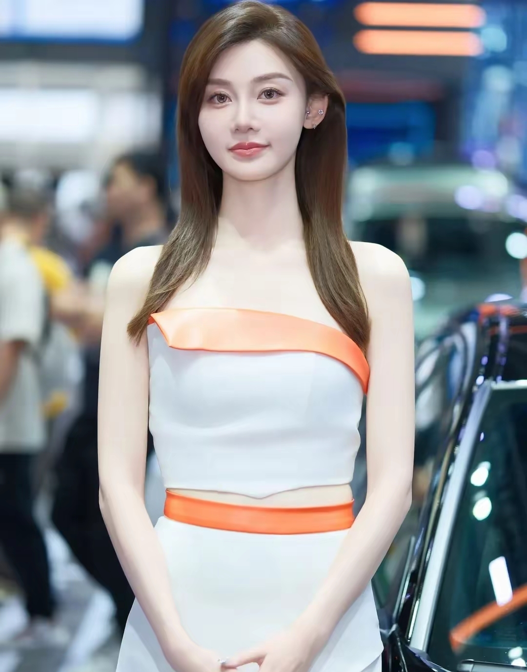 张芮儿可是个有名的车模1998年在山东青岛出生身高有180厘米