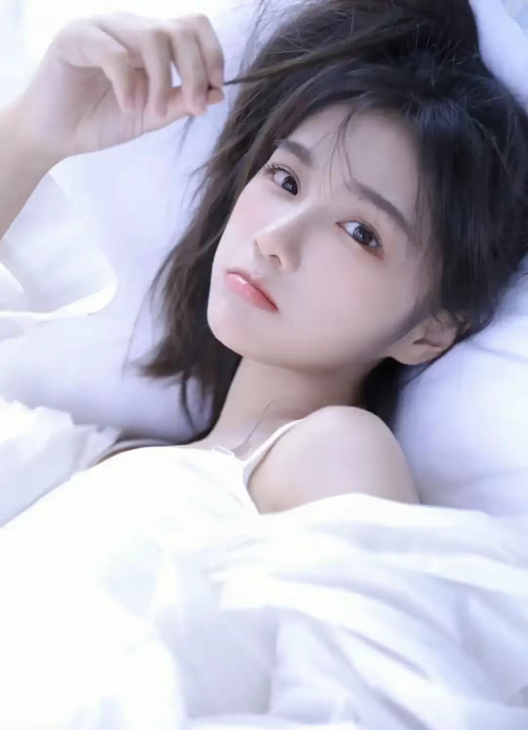苏杉杉1997年3月23日出生在湖北随州的一个教师家庭,她爸妈都是老师