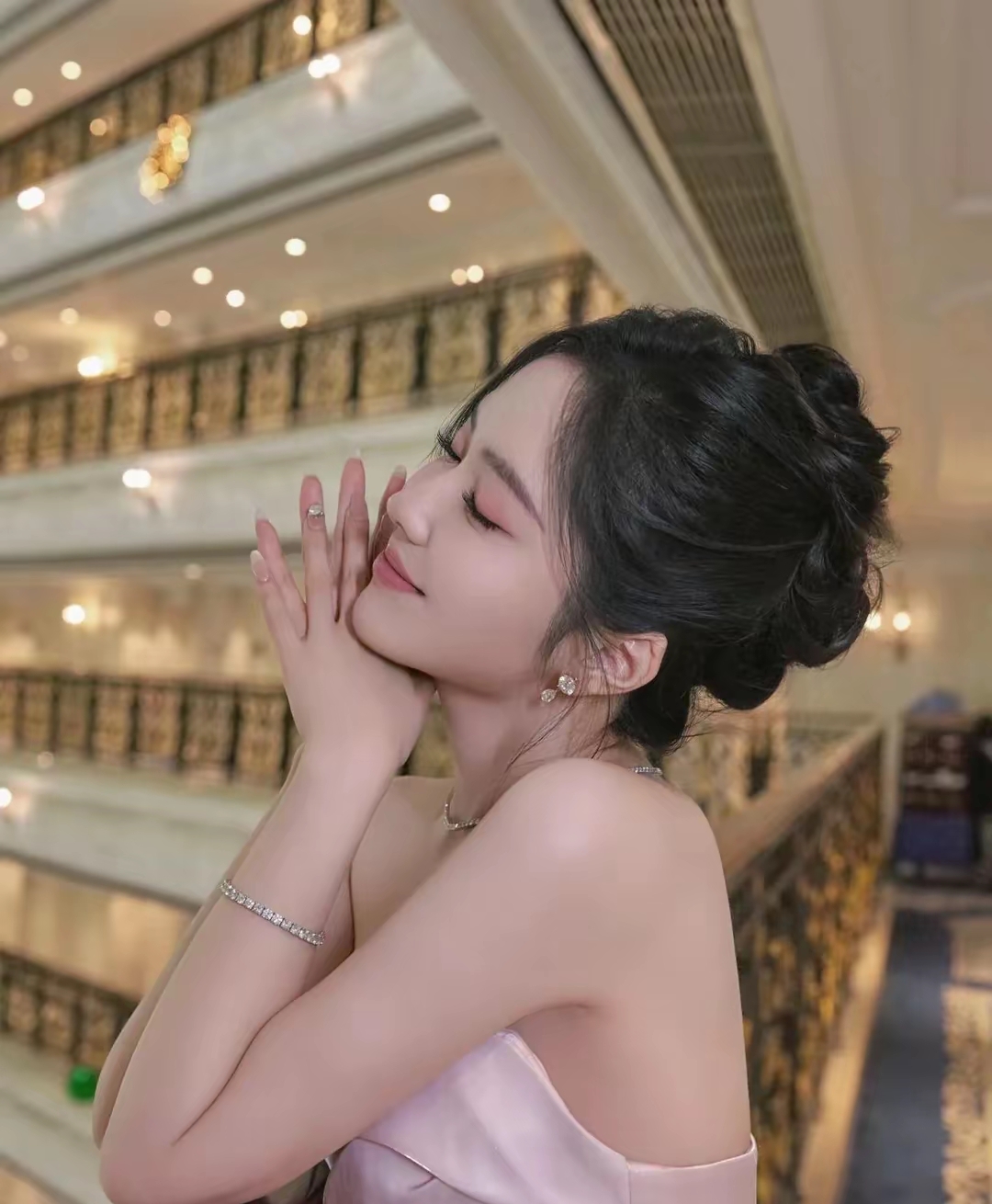 王艺瑾原名王韵宣,1996年12月在山东济南出生,毕业于北京舞蹈学院音乐