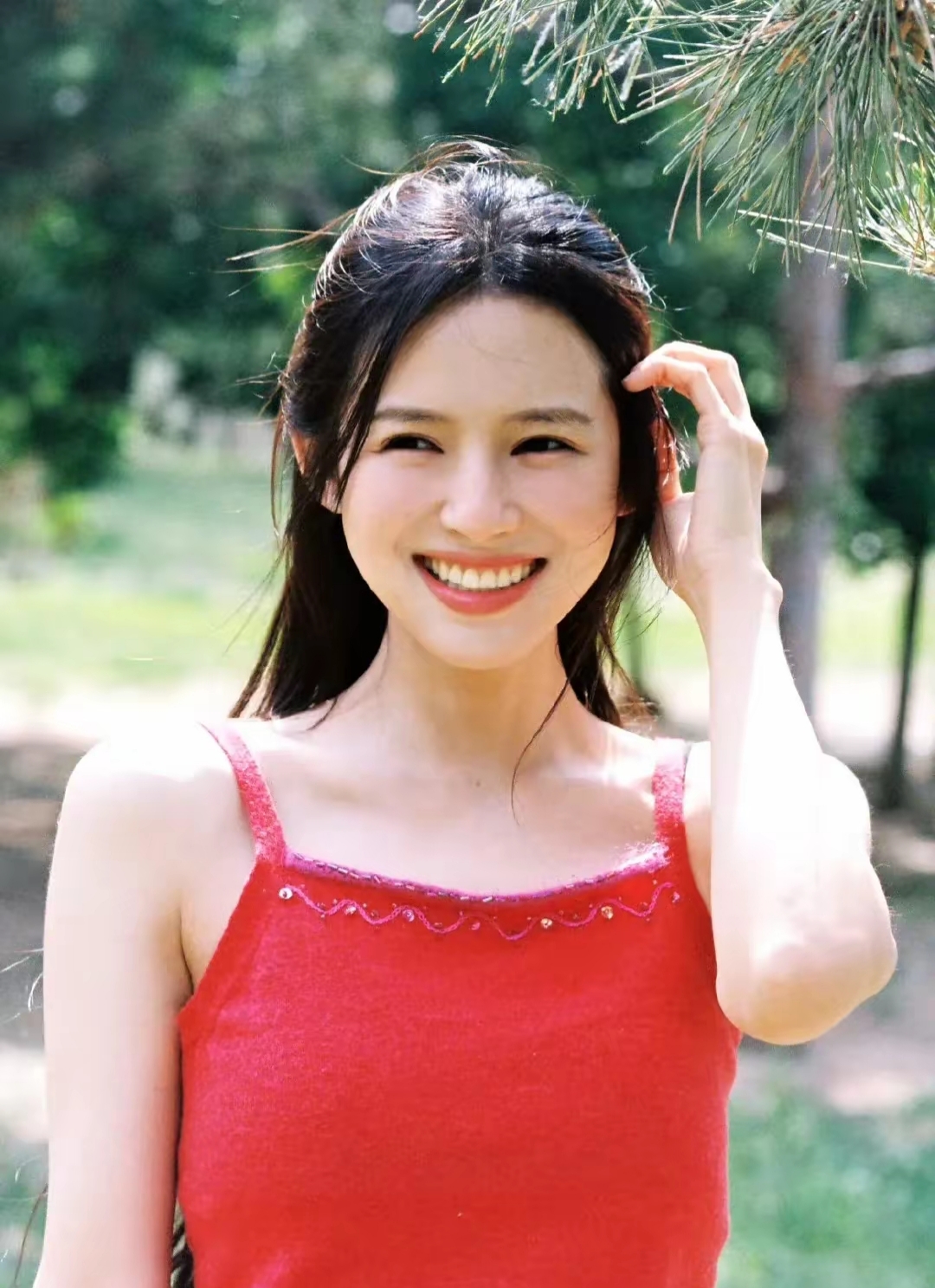 鹤男是1998年出生的北京姑娘,身上透着一股清爽灵动的劲儿