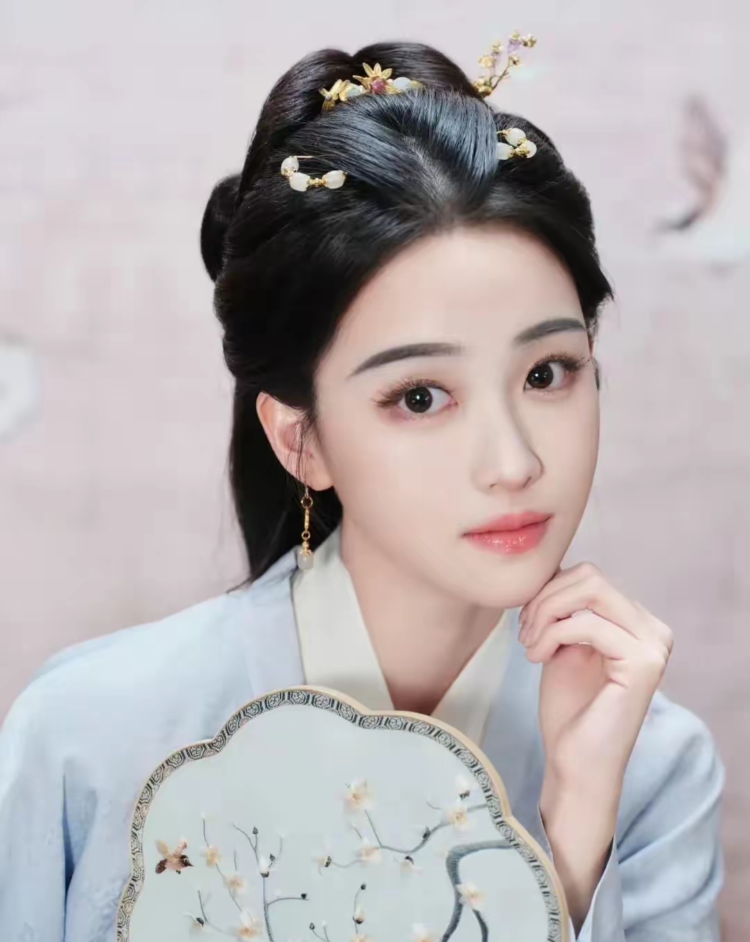 在北京从中央戏剧学院表演系双学位班毕业是咱中国内地的影视女演员